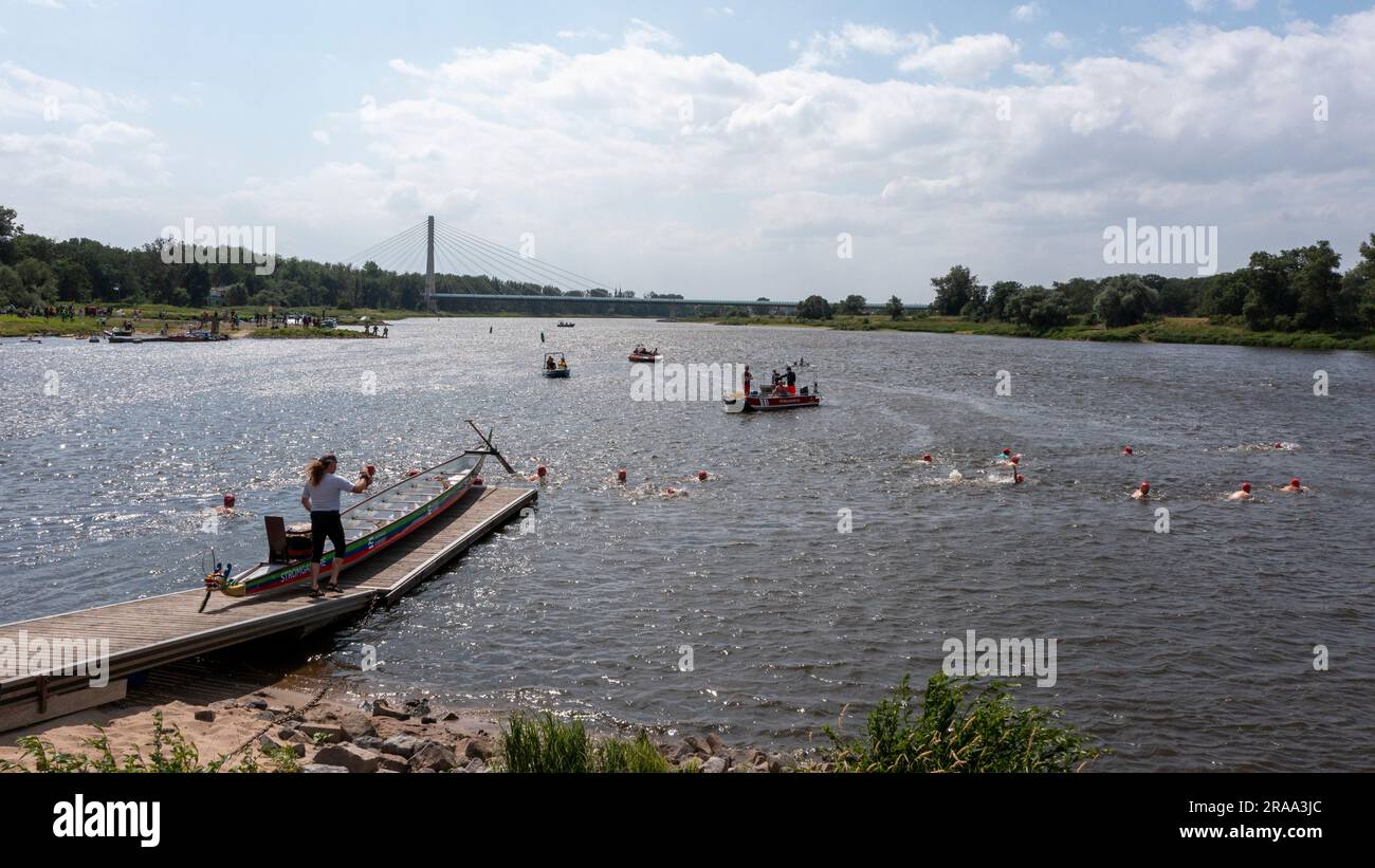 02 juillet 2023, Saxe-Anhalt, Schönebeck : en portant des bonnets de bain rouges, les femmes, les hommes et les jeunes nagent à travers l'Elbe. Ils sont assurés par les employés du service de sauvetage de l'eau, du service des incendies et de l'organisation d'aide technique. Un total d'environ 70 participants ont pris la ligne de départ à l'Elbe 20th jour de baignade de la ville de Schönebeck. Photo: Stephan Schulz/dpa crédit: dpa Picture Alliance/Alay Live News Banque D'Images