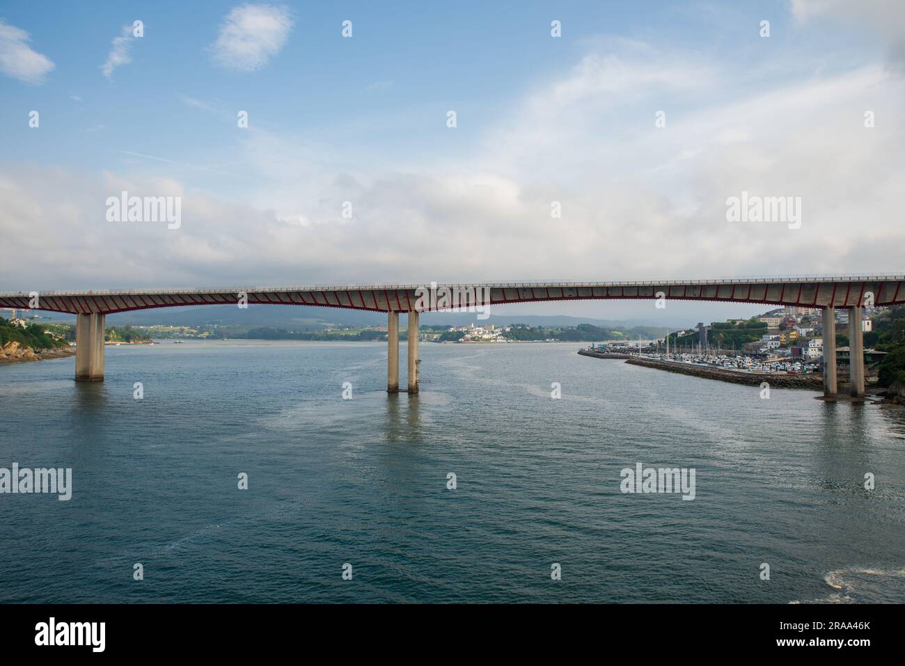 Vue aérienne du pont à Ribadeo dans le nord de l'Espagne Banque D'Images