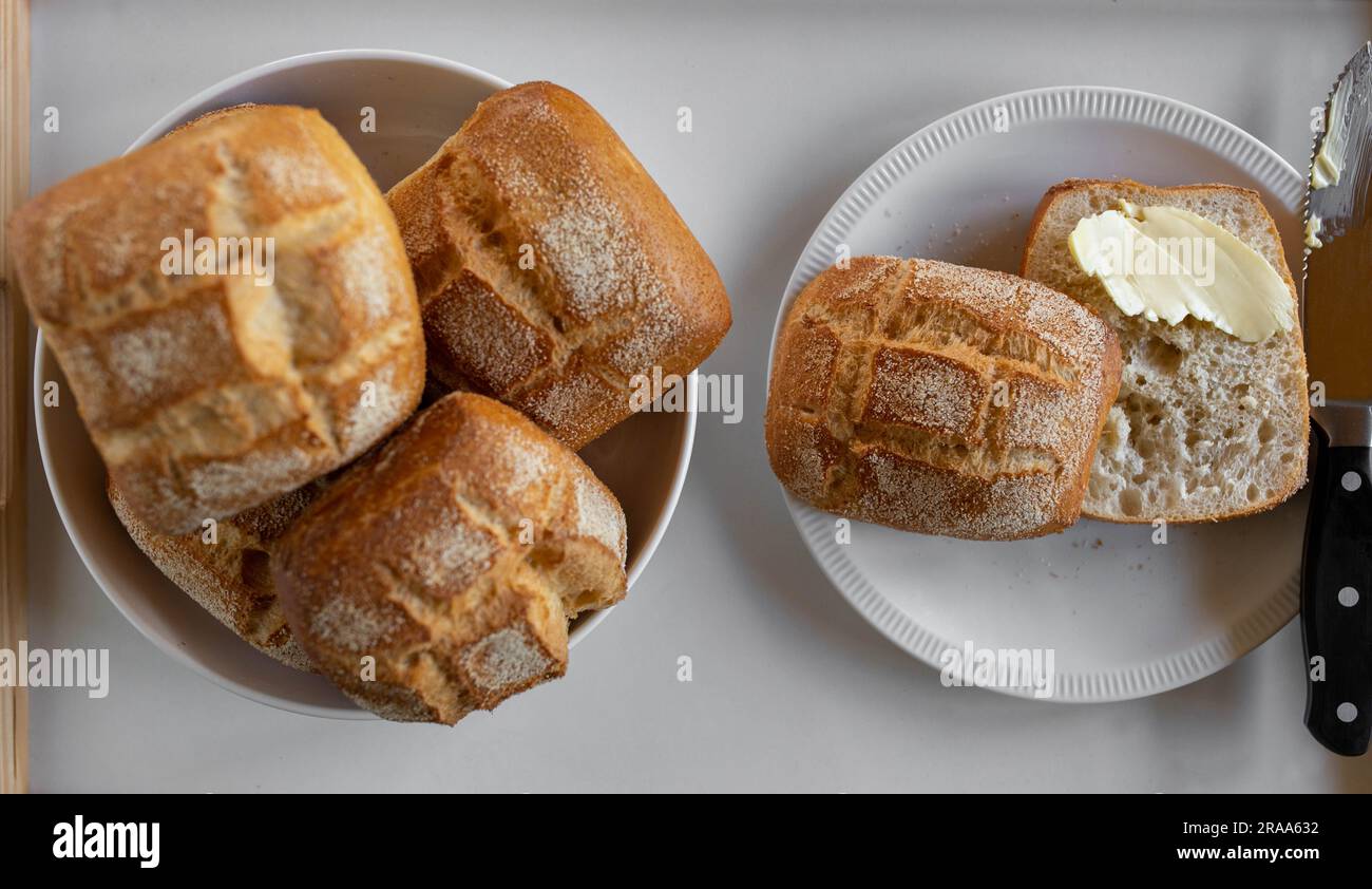 Émincé de pain avec du beurre sur une assiette Banque D'Images
