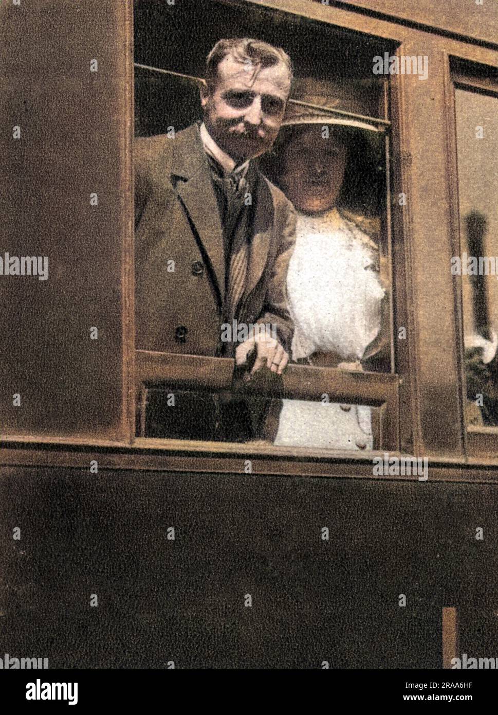 LOUIS BLERIOT, aviateur français, et son épouse retournent en train à Paris après son vol de la Manche en 1909. Date: 1872 - 1936 Banque D'Images