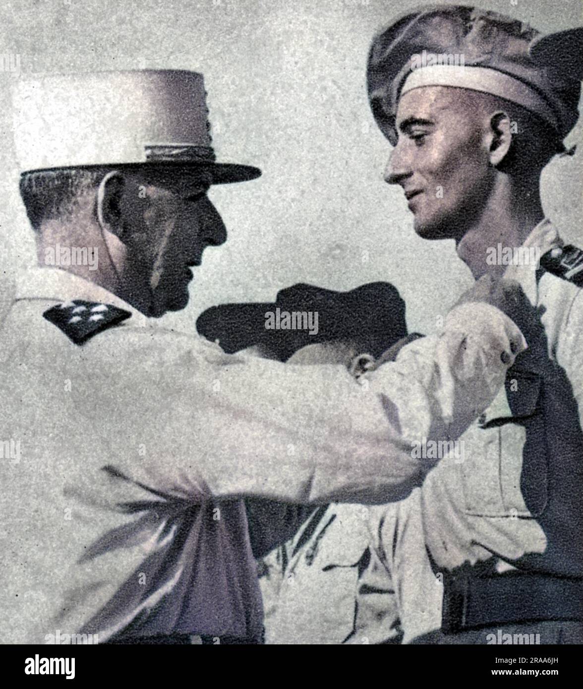 Le général JEAN de LATTRE DE TASSIGNY commandant militaire français, a vu ici épingler une médaille à son fils Bernard en 1951. Date: 1889 - 1952 Banque D'Images