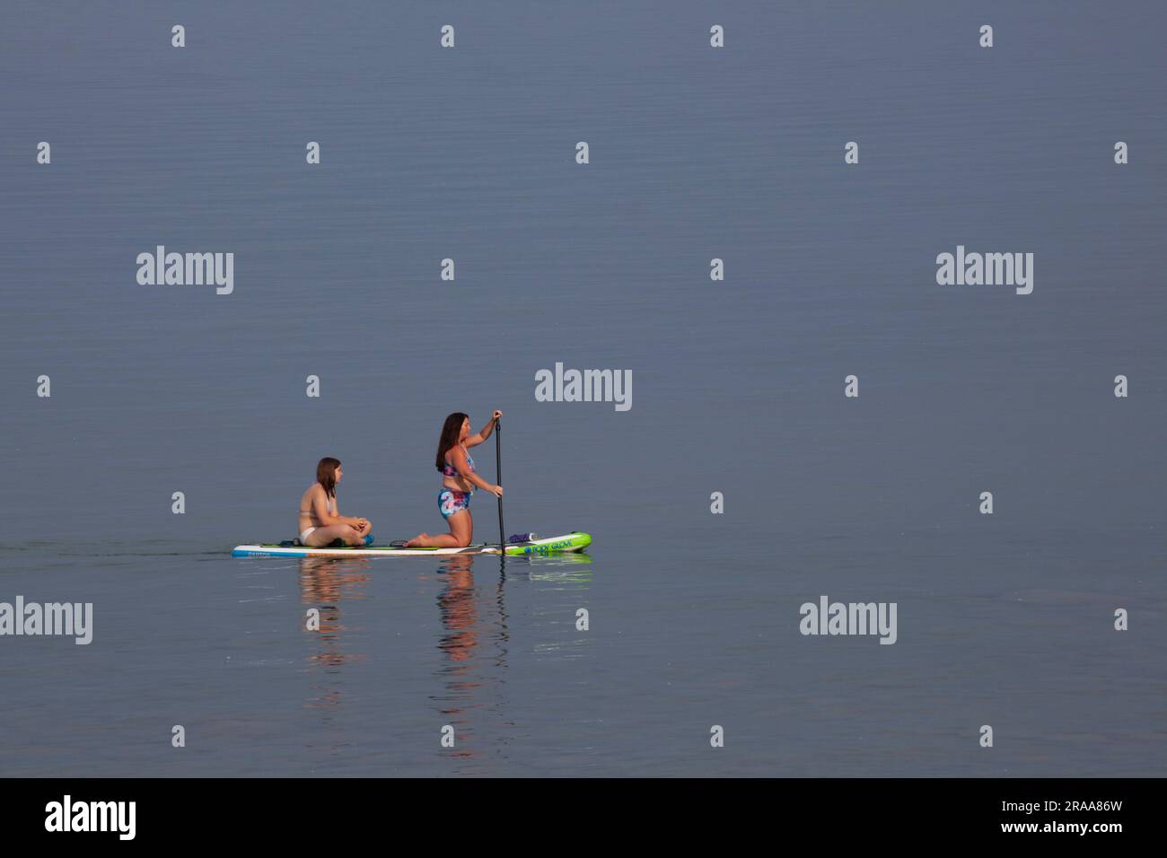 Lexington, Michigan, États-Unis. 1st juillet 2023. Alors que les Américains commençaient le week-end du jour de l'indépendance, deux femmes se sont empagatuées sur le lac Huron. Crédit : Jim West/Alay Live News Banque D'Images