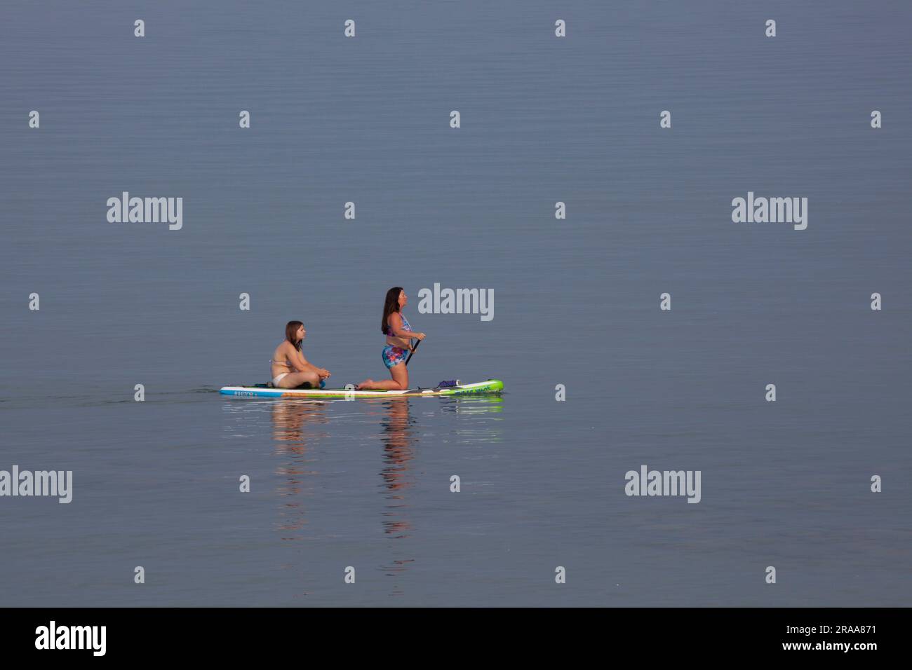 Lexington, Michigan, États-Unis. 1st juillet 2023. Alors que les Américains commençaient le week-end du jour de l'indépendance, deux femmes se sont empagatuées sur le lac Huron. Crédit : Jim West/Alay Live News Banque D'Images