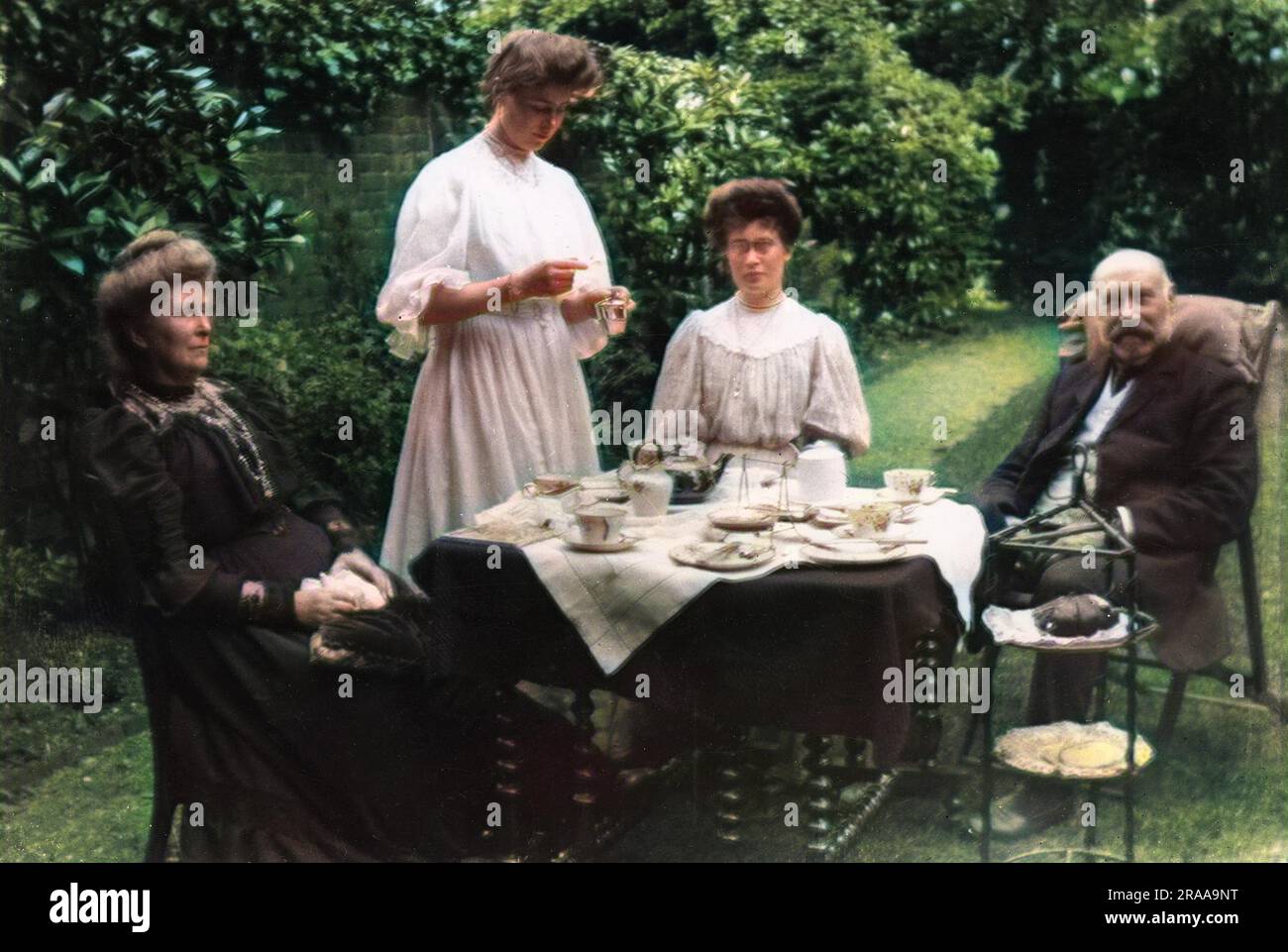 Edwardiens prenant le thé dans le jardin, juillet 1906. Date : juil-06 Banque D'Images