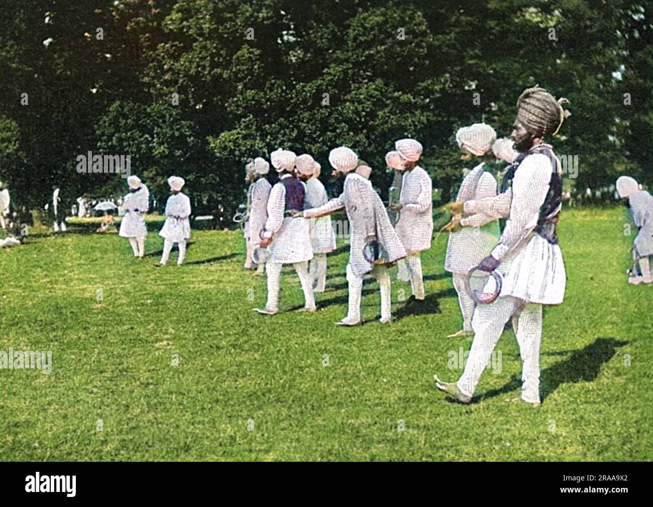 Les officiers de Sihk, à Londres, font partie du contingent indien pour le couronnement du roi Edward VII, passant le temps dans leurs quartiers du palais de Hampton court, en jouant le jeu traditionnel de quoits, un spectacle qui attire de grandes foules chaque jour. Date: 1902 Banque D'Images