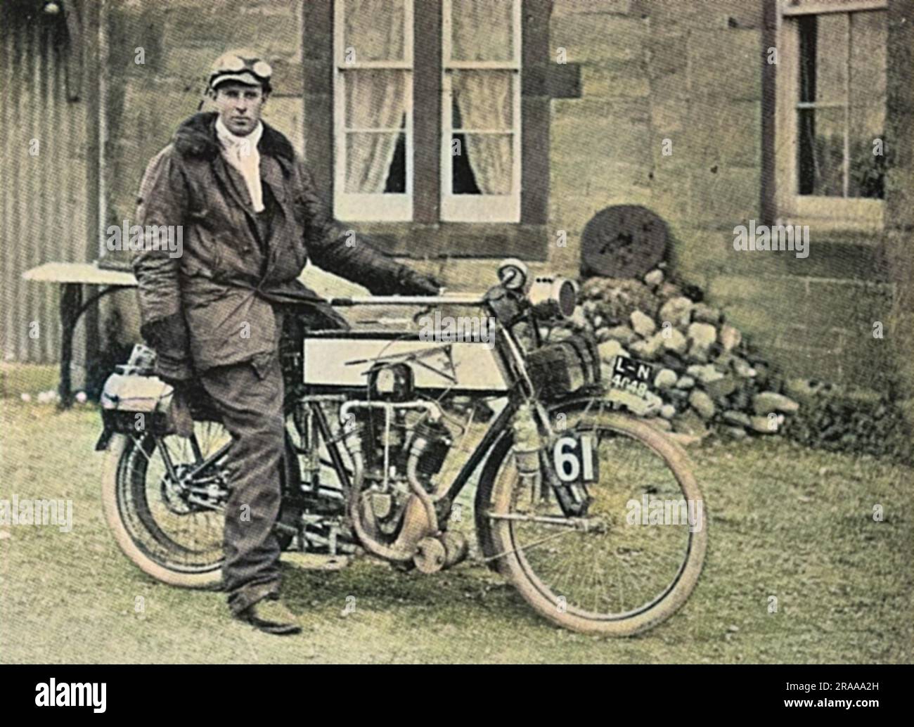 Capitaine Anthony Frederick Wilding, joueur de tennis né en Nouvelle-Zélande et champion de Wimbledon en 1910, 1911, 1912 et 1913. Wilding était également un passionné de moto et de moto et est photographié ici sur une moto lors d'une visite du Royaume-Uni de John O'Groats à la fin de Land en 1908. Wilding meurt près de Neuve Chapelle, en France, le 9 mai 1915, alors qu'il se battait à la bataille de la crête d'Aubers. Date: 1908 Banque D'Images