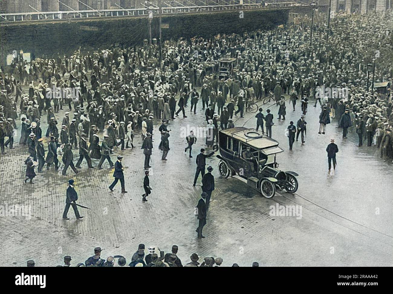 La Grande-Bretagne a déclaré la guerre à l'Autriche à minuit le 12th août 1914 et le matin du 14th août, le général John French (1852 - 1925), commandant en chef des forces expéditionnaires britanniques, est arrivé à Paris et a été accueilli avec enthousiasme par la foule. Le 17th août, il s'est rendu en voiture au siège social à l'avant. Date: 1914 Banque D'Images