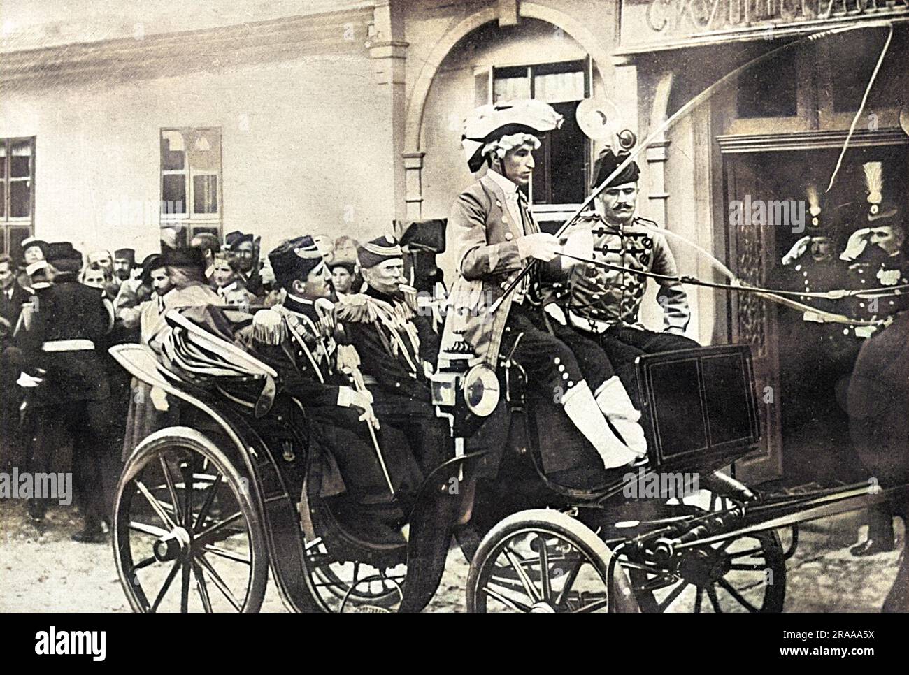 Le 29th juillet 1914, les Autrichiens ont ouvert une lourde canonnade sur Belgrade. Les Serbes n'ont pas répondu, Belgrade étant une ville ouverte incapable de se défendre. Par la suite, la Cour et le Gouvernement serbes se sont retirés à Kraguievatz, à 60 milles au sud de la capitale. Le bombardement a continué jusqu'au 5th août, date à laquelle quatre grandes puissances ont été en guerre, et le concours austro-serbe a sombré dans l'insignifiance. Date: 1914 Banque D'Images