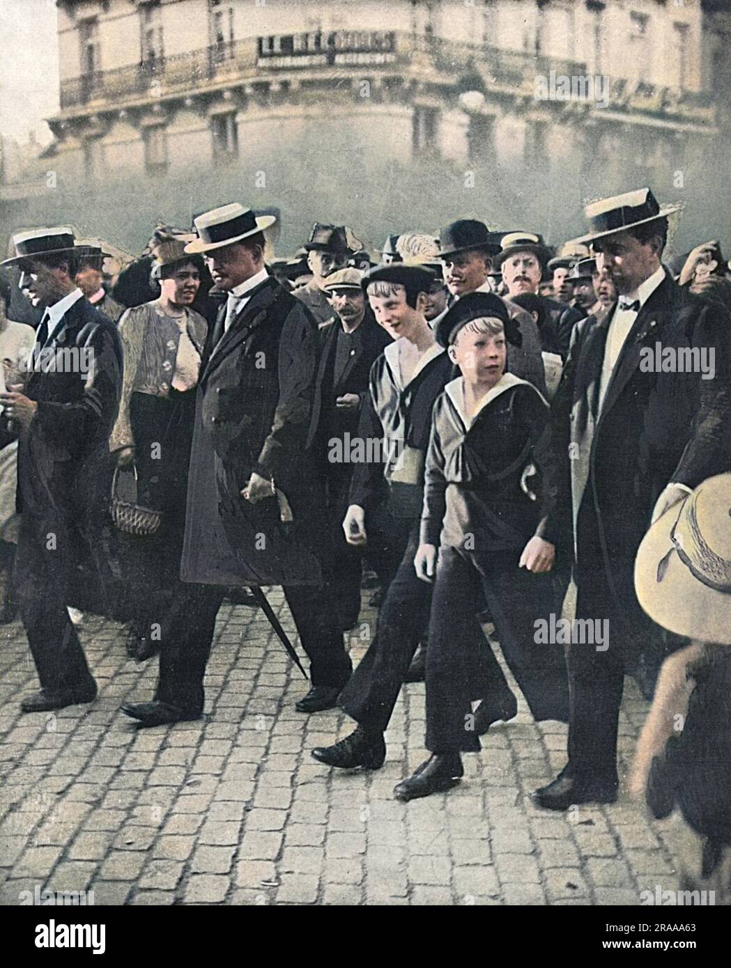 Le Prince héritier de Belgique (le Duc de Brabant) et son frère (le Comte de Flandre) marcher avec leur tuteur dans les rues de Bruxelles. Date : 1914 Banque D'Images