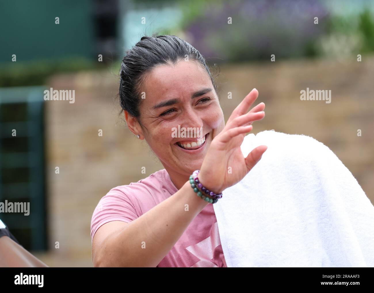 2nd juillet 2023; All England Lawn tennis and Croquet Club, Londres, Angleterre: Wimbledon tennis Tournament Practice Day; ont Jabeur (TUN) en signe de spectateur Banque D'Images