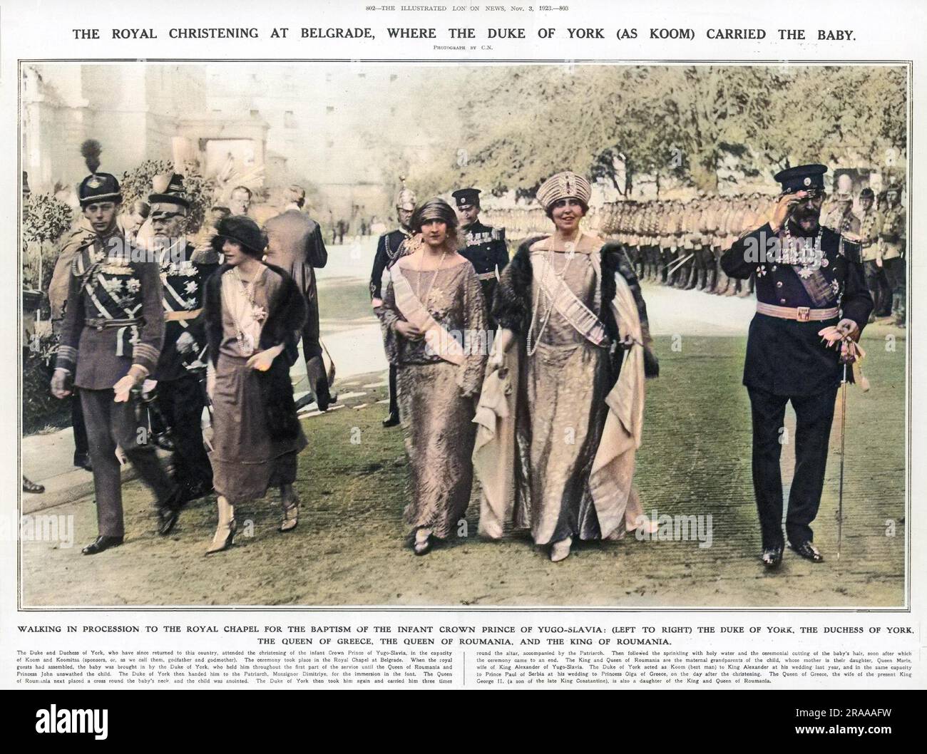 Marche en procession jusqu'à la chapelle royale de Belgrade pour le baptême du jeune prince héritier; les invités comprenaient le duc d'York, la duchesse d'York, la reine de Grèce, la reine de Roumanie et le roi de Roumanie. Le duc et la duchesse de York ont agi comme Koom et Koomitsa (parrains, parrains ou parrains et mardmamans) pour le bébé. Date: 1923 Banque D'Images