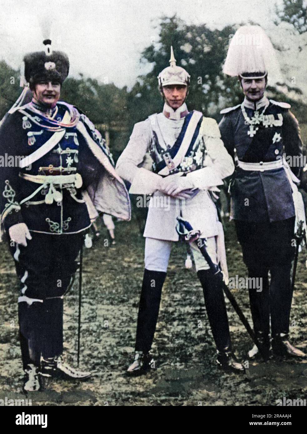 Trois fils du Kaiser Wilhelm II vêtus d'un uniforme militaire complet. De gauche à droite, le prince Eitel-Friedrich, le prince héritier Wilhelm et le prince August-Wilhelm. Décrit comme une 'belle photographie' par le passant, le trio a posé à Potsdam pour la photo. Date: 1909 Banque D'Images