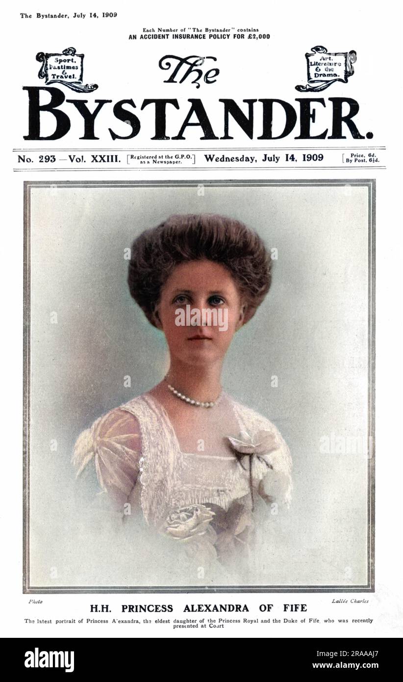 La princesse Alexandra, duchesse de Fife (1891 - 1959), plus tard la princesse Arthur de Connaught, photographiée sur la couverture du magazine The Bystander après avoir été récemment présentée à la Cour. Date: 1909 Banque D'Images
