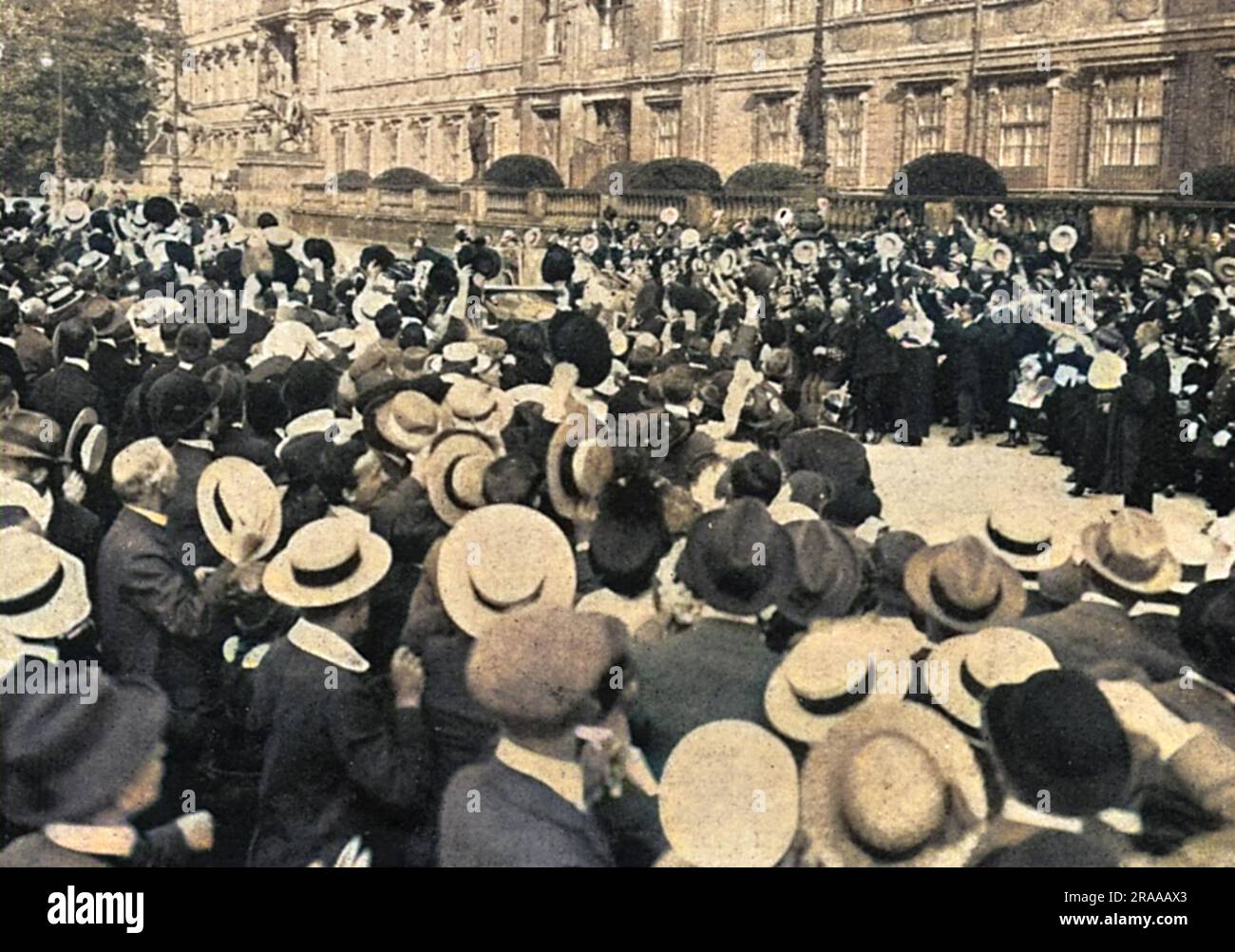 Le prince héritier Wilhelm, fils aîné du Kaiser, est acclamé lorsqu'il quitte le Palais impérial dans une voiture à toit ouvert suite à la déclaration de guerre allemande contre la Russie Date : 01 août 14 Banque D'Images