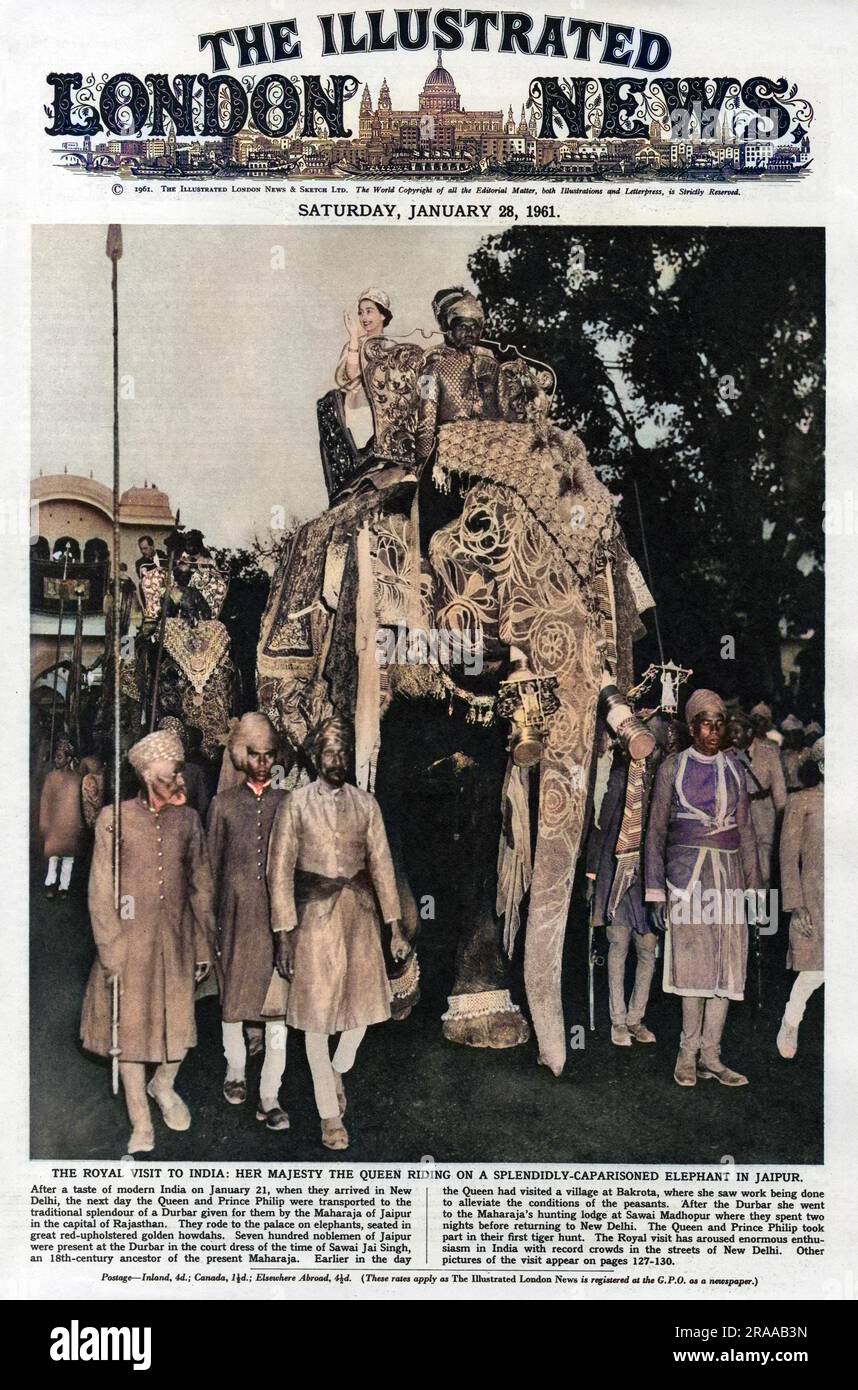 La reine Elizabeth II à cheval sur un éléphant à Jaipur lors de sa visite royale en Inde. Date: 1961 Banque D'Images