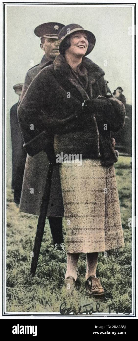 Lady Idina Gordon, née Sackville, sœur de Lord de la Warr, photographiée au cours de la course point à point des gardes sur une ligne à la ferme de Lordland, Hawthorn Hill. Idina, mariée cinq fois, gagnerait la notoriété de la Happy Valley établie lorsqu'elle déménagea au Kenya en 1924 avec son troisième mari, Josslyn Hay, comte d'Errol. Avec ses mariages en série et sa réputation de décadence débauchée, elle a inspiré le caractère de 'The Bolter' dans les romans de Nancy Mitford, la poursuite de l'amour et de l'amour dans un climat froid, les corps de Vile d'Evelyn Waugh et le personnage Iris Storm dans le chapeau vert par Michael Arlen. Date: 1 Banque D'Images