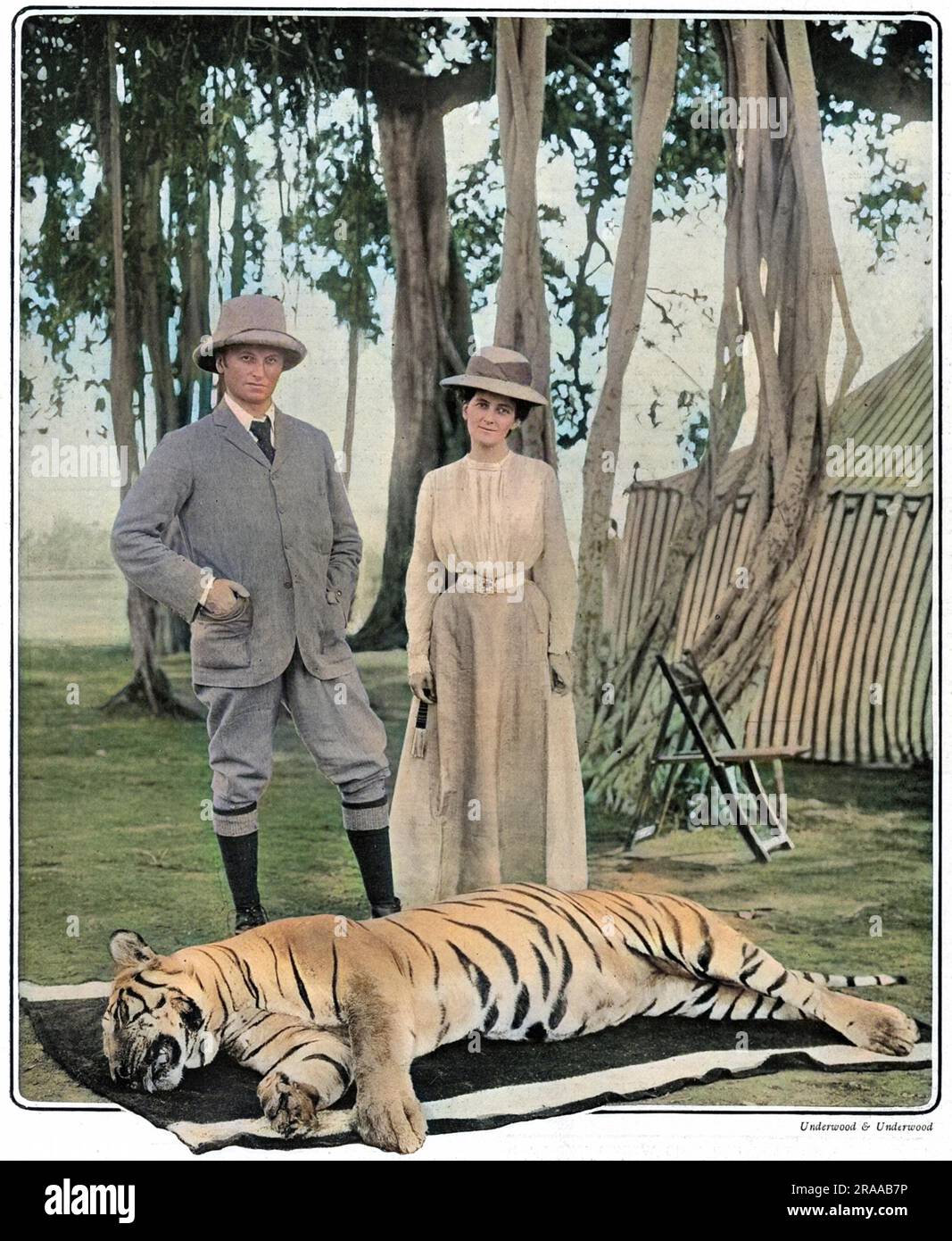 George Nathaniel Curzon, 1st marquis Curzon de Kedleston (1859 - 1925), homme d'État conservateur britannique, vice-roi et gouverneur général de l'Inde et ministre des Affaires étrangères, en photo avec sa première femme, Mary Victoria Leiter, fille du fondateur du grand magasin de Chicago, Marshall Field. Marie est décédée après une longue maladie en 1906 - le Tatler rapporte sa maladie dans sa légende. Photo ici après avoir dépêché un malheureux tigre dans la jungle indienne. Date: 1904 Banque D'Images