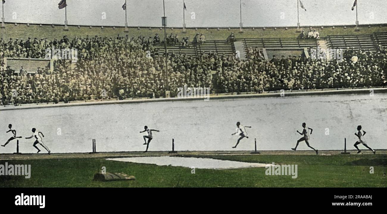 La finale des 400 mètres haies aux Jeux Olympiques d'Amsterdam en 1928, montrant Lord Burghley silhoueté contre les opérations en béton du stade qui se frayent le chemin d'une victoire de médaille d'or. David George Brownlow Cecil, 6th marquis d'Exeter (1905 - 1981), Lord Burghley était un athlète, un responsable sportif et un politicien de parti conservateur. En tant qu'athlète, Burghley était un très ferrant praticien qui a placé des boîtes d'allumettes sur des haies et s'est entraîné à frapper les boîtes d'allumettes avec son pied principal sans toucher l'obstacle. En 1927, sa dernière année au Magdalene College de Cambridge, il a surpris ses collègues par les Banque D'Images