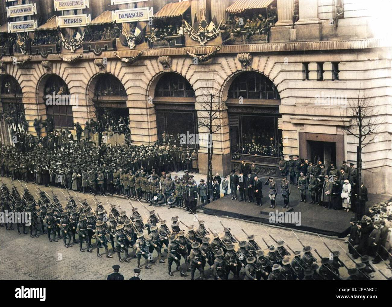 Anzacs défilent à Londres le jour de l'Anzac, le 25th avril 1919. Le 25th avril a été officiellement nommé jour de l'ANZAC (corps d'armée australien et néo-zélandais) en 1916. Les troupes du Commonwealth de l'Inde peuvent également être vues en regardant la parade. Date : 25th avril 1919 Banque D'Images