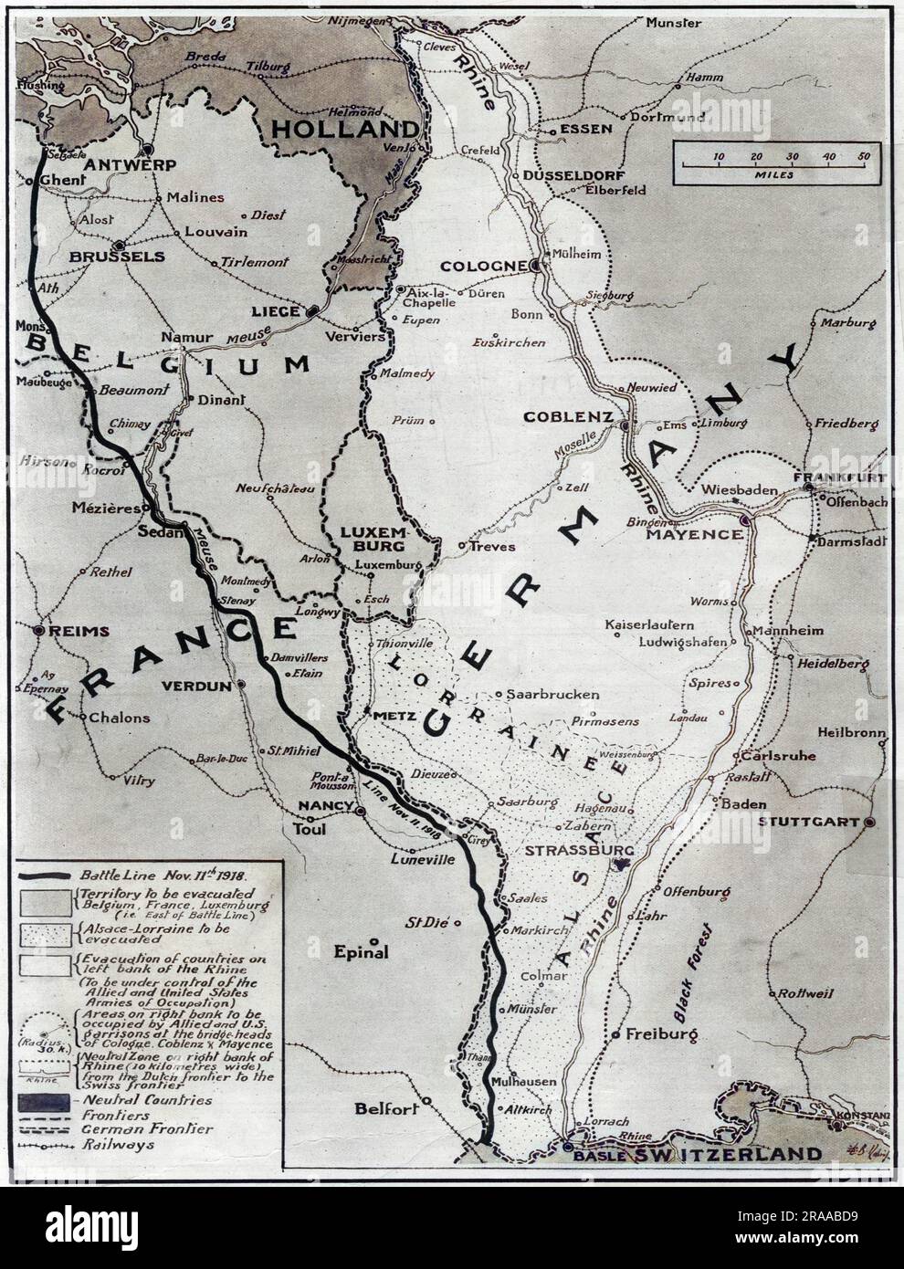 Une carte illustrant l'armistice à la fin de la première Guerre mondiale. La ligne noire montre la ligne de bataille le jour de l'armistice, 11th novembre 1918. La Belgique, la France, le Luxembourg et l'Alsace-Lorraine doivent être évacués par l'Allemagne. La rive gauche (ouest) du Rhin doit être évacuée et sera sous le contrôle des armées d'occupation des alliés et des États-Unis. Une zone neutre doit être créée sur la rive droite (est) du Rhin. Date: Nov-18 Banque D'Images