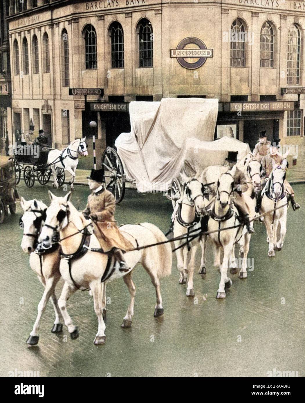 L'autocar Golden Coronation (État) de 4 tonnes est tiré par le célèbre Royal Grays à travers Knightsbridge enveloppé de tissu, retournant à Buckingham Palace après avoir été rénové par une entreprise de constructeurs d'autocars de Chelsea avant le Coronation de 1937 du roi George VI L'entraîneur a été utilisé pour la première fois à l'ouverture du Parlement sous le règne du roi George III et a été utilisé pour chaque couronnement depuis celui du roi George IV Date: 1937 Banque D'Images