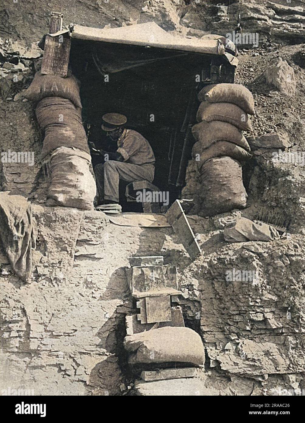 Un soldat britannique écrit une lettre dans son pieu sur le flanc de la falaise pendant la campagne des Dardanelles. Date: 1915 Banque D'Images