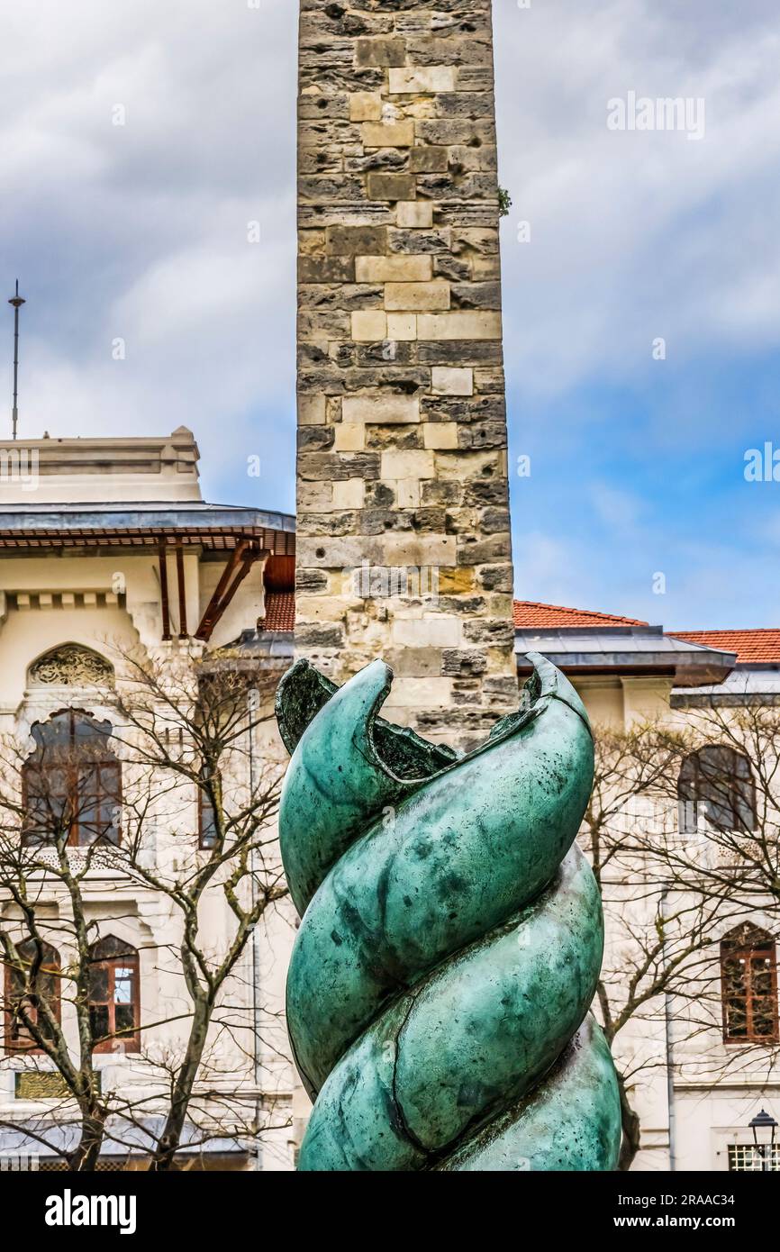 Obélisque fortifiée colonne de Serpent Hippodrome de Constantinople Istanbul Turquie. L'empereur Théodosius a apporté la colonne serpent de Delphes Grèce en 300 après J.-C. Banque D'Images