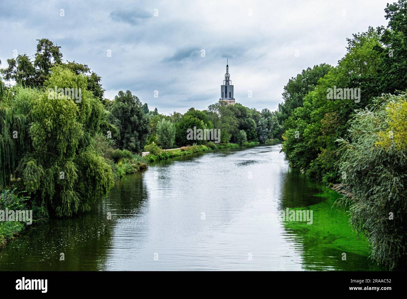 Rivière Havel et tour représentant la flèche de l'ancienne église Saint-Esprit, à Burgstrasse, Potsdam, Brandebourg, Allemagne Banque D'Images