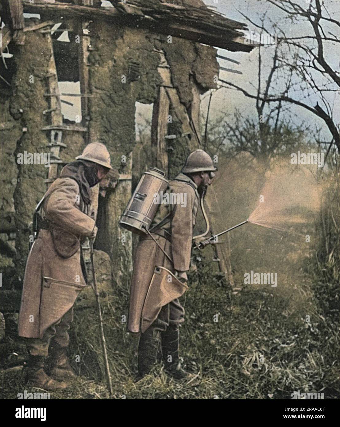 Des soldats français pulvérisent du désinfectant après une attaque au gaz sur le front occidental. Date: 1916 Banque D'Images