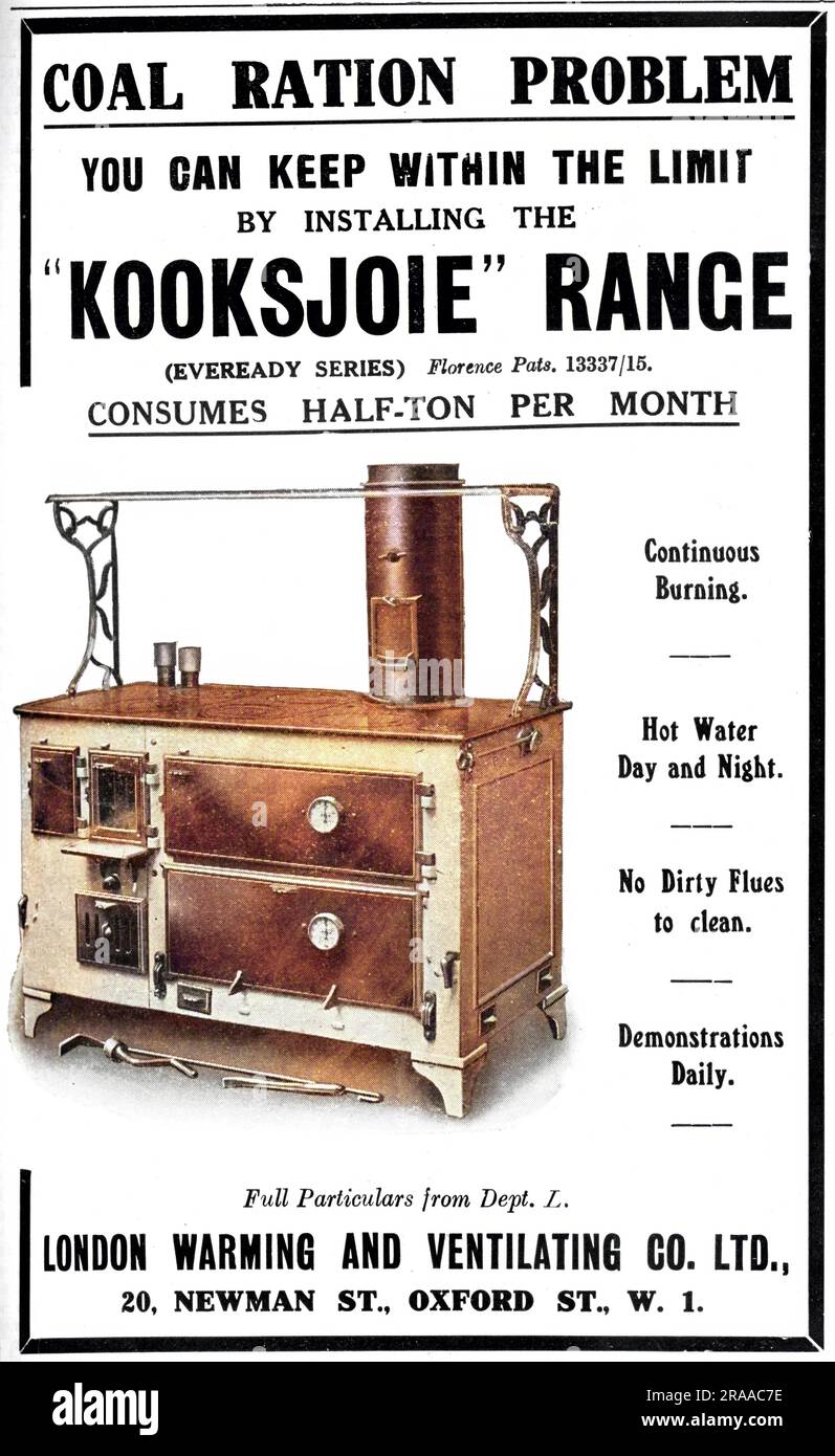 Cuisinière de la gamme Kooksjoie, de la London Warming and ventilation Co. Ltd, un monstre de chose, dont les fabricants promettent de consommer seulement une demi-tonne de charbon par mois, aidant ainsi les familles à conserver la ration de charbon introduite pendant la première Guerre mondiale. Date: 1918 Banque D'Images