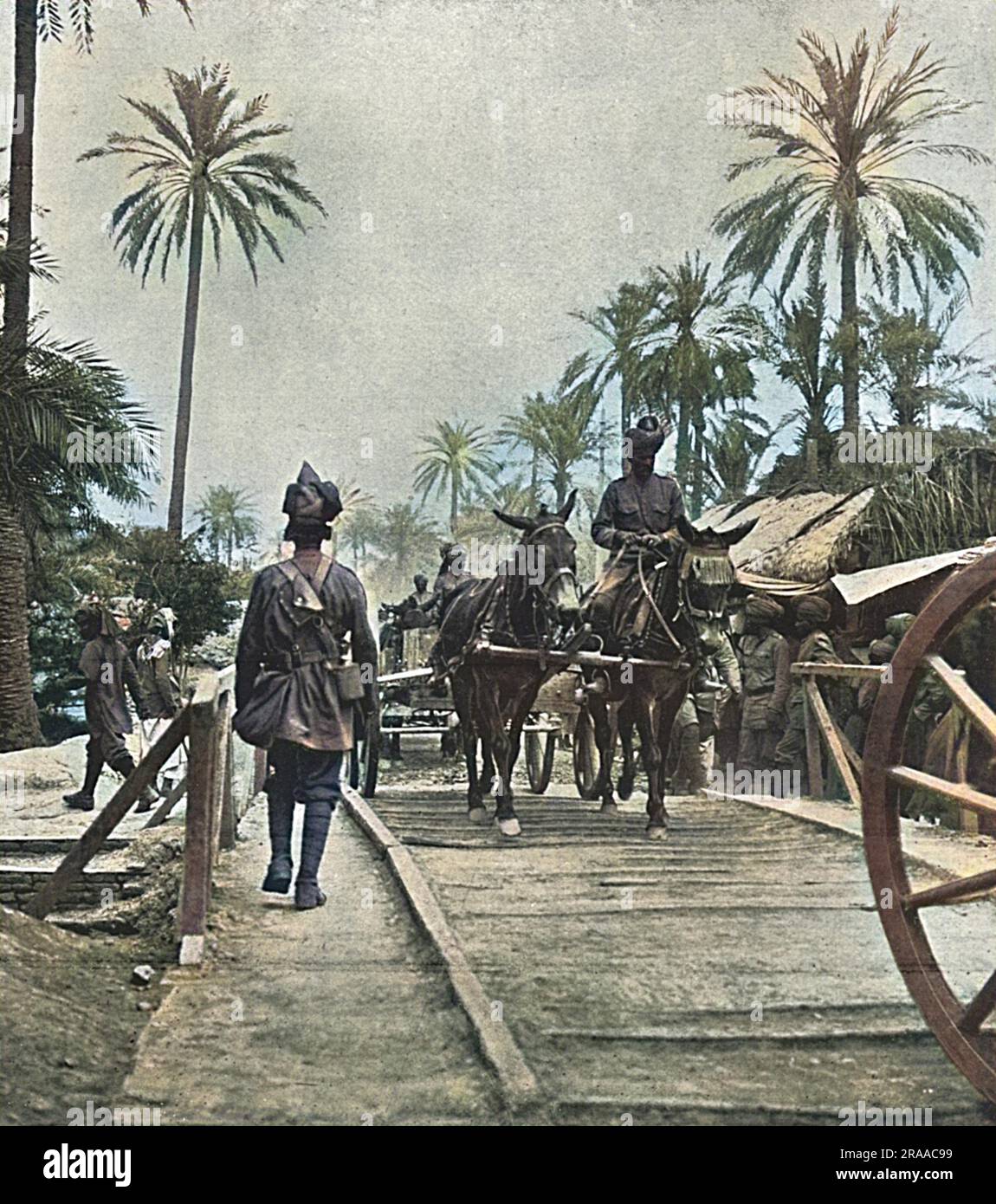 Scènes avec l'armée britannique en Mésopotamie. Transport indien passant par une voie en Mésopotamie (Irak moderne) pendant la première Guerre mondiale. Date: 1916 Banque D'Images