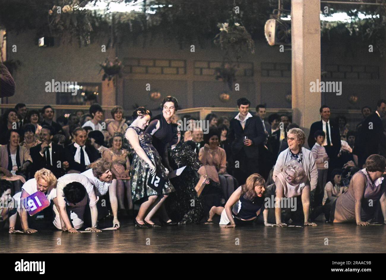 Un jeu qui semble impliquer un groupe de dames hystériques faisant beaucoup de pression à l'amusement de tous les présents à un camp de vacances de Butlin non identifié en 1966. Date: 1966 Banque D'Images