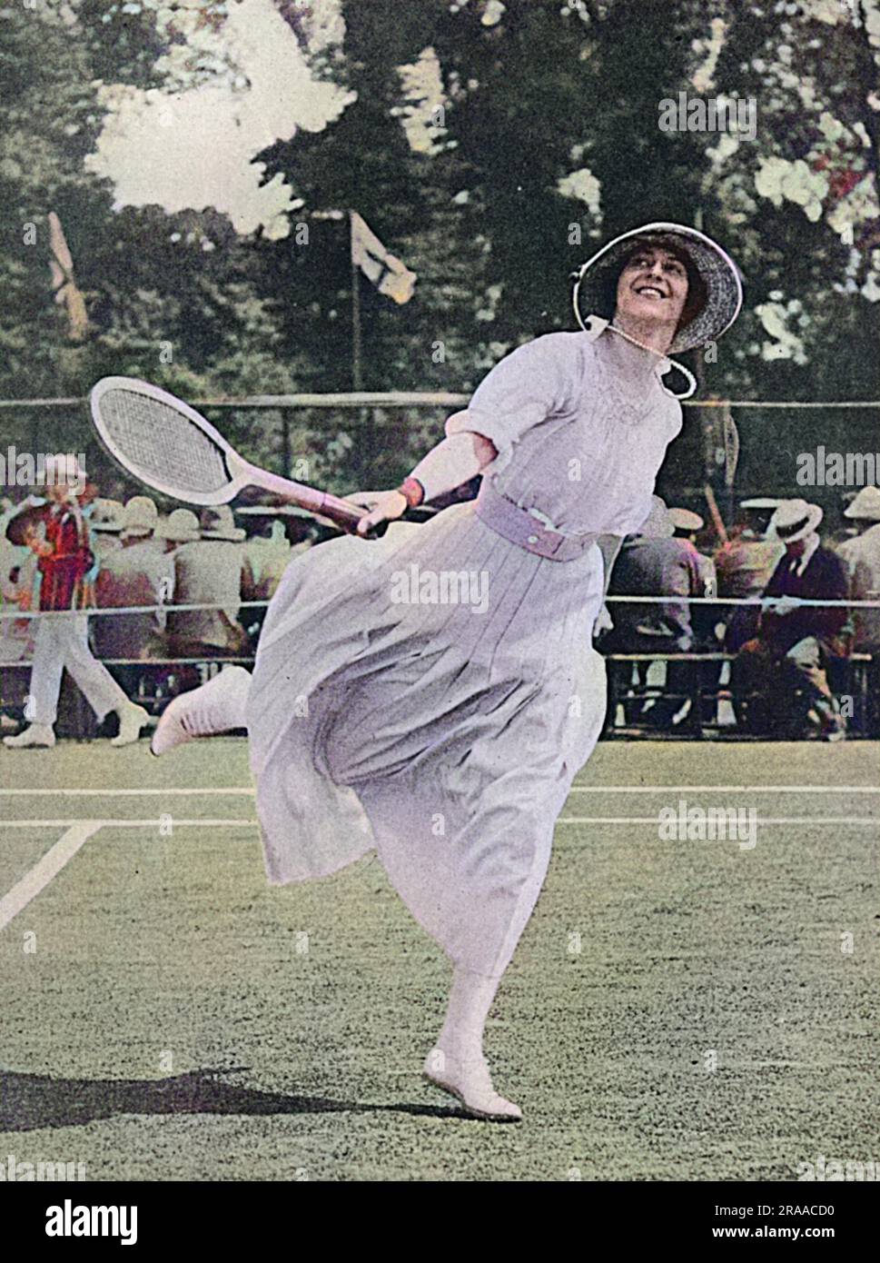 La duchesse de Sutherland, anciennement Lady Eileen Butler, fille aînée de Lord et Lady Lanesborough, prenant part à un tournoi de tennis à Surbiton, organisé à l'aide de fonds de guerre, principalement pour les hôpitaux. Date: 1916 Banque D'Images
