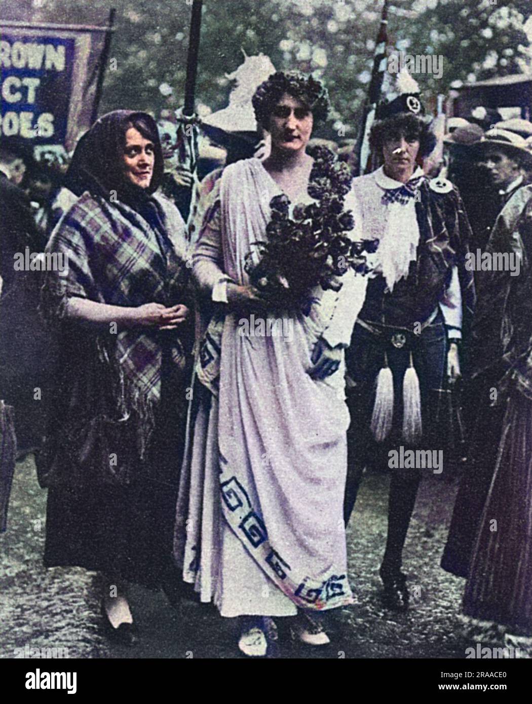 La procession sur le droit de servir des femmes qui passait par Westminster, Londres. La manifestation, qui a eu lieu sur 17 juillet 1915, a été organisée pour exiger le droit pour les femmes d'être autorisées à partager des munitions et d'autres travaux de guerre.l'Irlande, l'Angleterre et l'Écosse sont représentés ici par trois femmes dans le cadre de la procession. Date : 17th juillet 1915 Banque D'Images