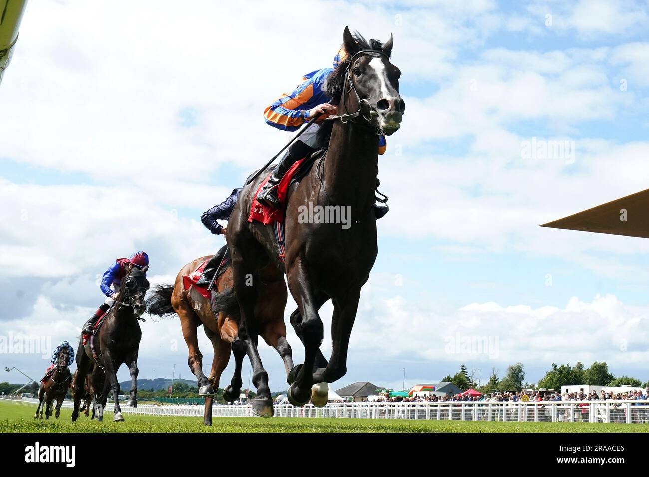Auguste Rodin et Ryan Moore franchissent la ligne pour gagner le Dubai Duty Free Irish Derby au cours du troisième jour du Dubai Duty Free Irish Derby Festival au Curragh Racecourse, dans le comté de Kildare. Date de la photo: Dimanche 2 juillet 2023. Banque D'Images