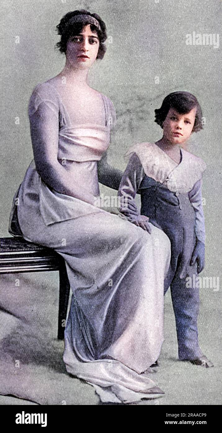 La comtesse de Drogheda, née Kathleen Moore Pelham Burn a épousé le comte de Drogheda en 10th en 1909 et l'a divorcé en 1922 pour épouser Guillemo Delanda un joueur de polo. Une sportive enthousiaste, elle joue au tennis à Wimbledon, apprend à voler et aide les réfugiés pendant la première Guerre mondiale. Elle était, à tous égards, une femme indomptable de force. Photo ici avec son fils, le vicomte Moore, né en 1910. Le Tatler rapporte que Lady Drogheda a récemment aidé Mlle Maxine Elliott dans sa barge à Furnes près de l'Yser, où elle fournissait de la nourriture et des vêtements aux Belges. D Banque D'Images