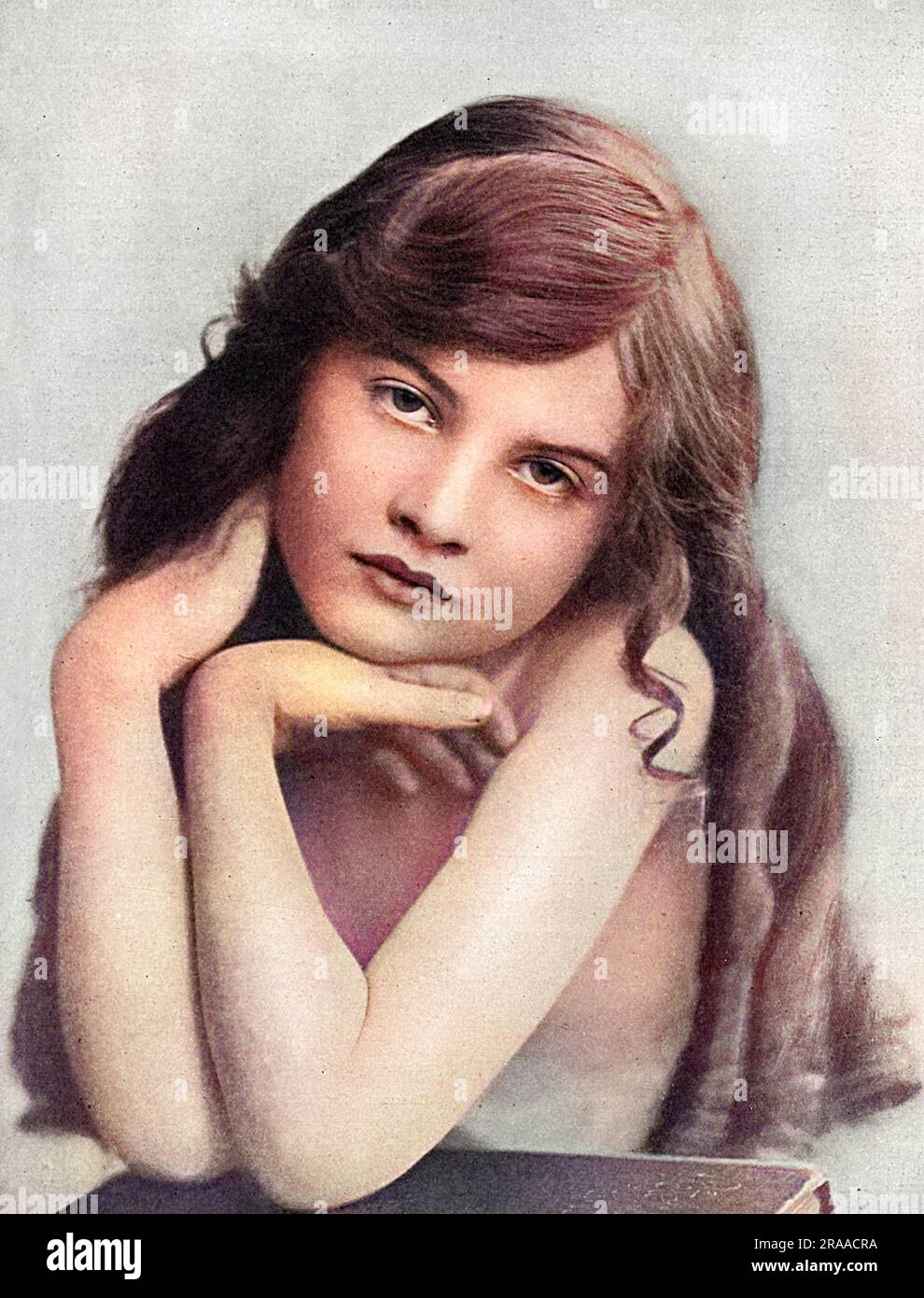 Estelle Dudley, petite actrice, photographiée dans le magazine Tatler, à l'époque, elle se produit dans un matinee patriotique au Kingsway Theatre. Date: 1917 Banque D'Images