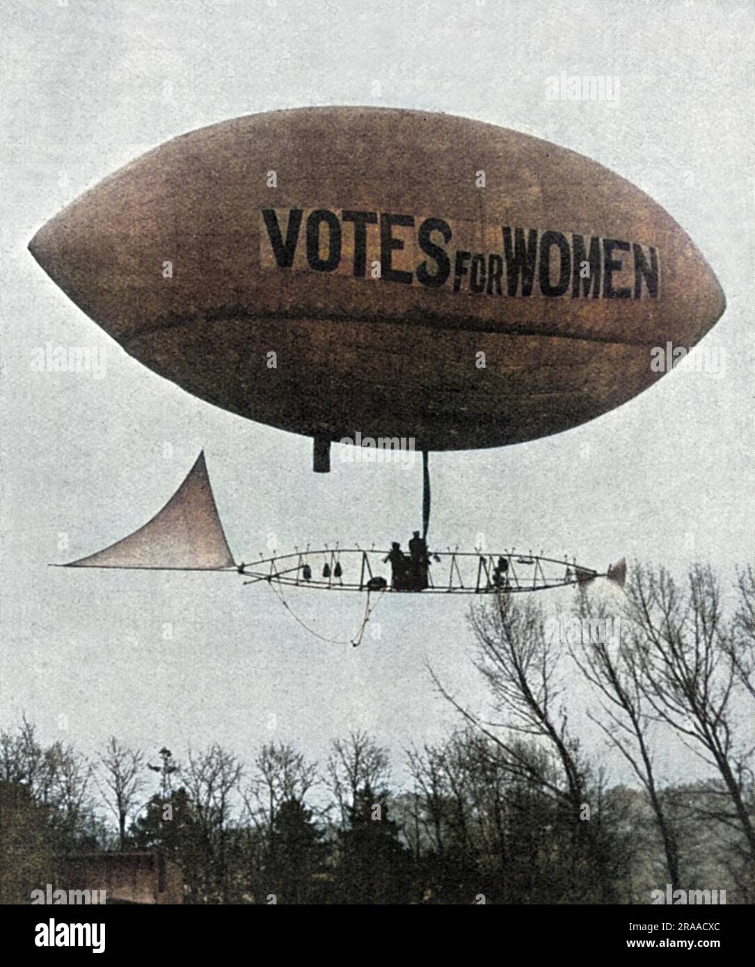 Votes pour les femmes plus dans l'air que jamais: Les suffragettes dirgibles pour l'ouverture du Parlement. Armé d'un mégaphone et de ses beaux-billets, Muriel compte et son ballon d'air avait l'intention de se déplacer au-dessus de la route de la procession royale pour l'ouverture du Parlement. Cependant, The Illustrated London News a rapporté qu'il était nécessaire de garder le ballon si haut au-dessus de Westminster qu'il était presque invisible. Date: 1909 Banque D'Images