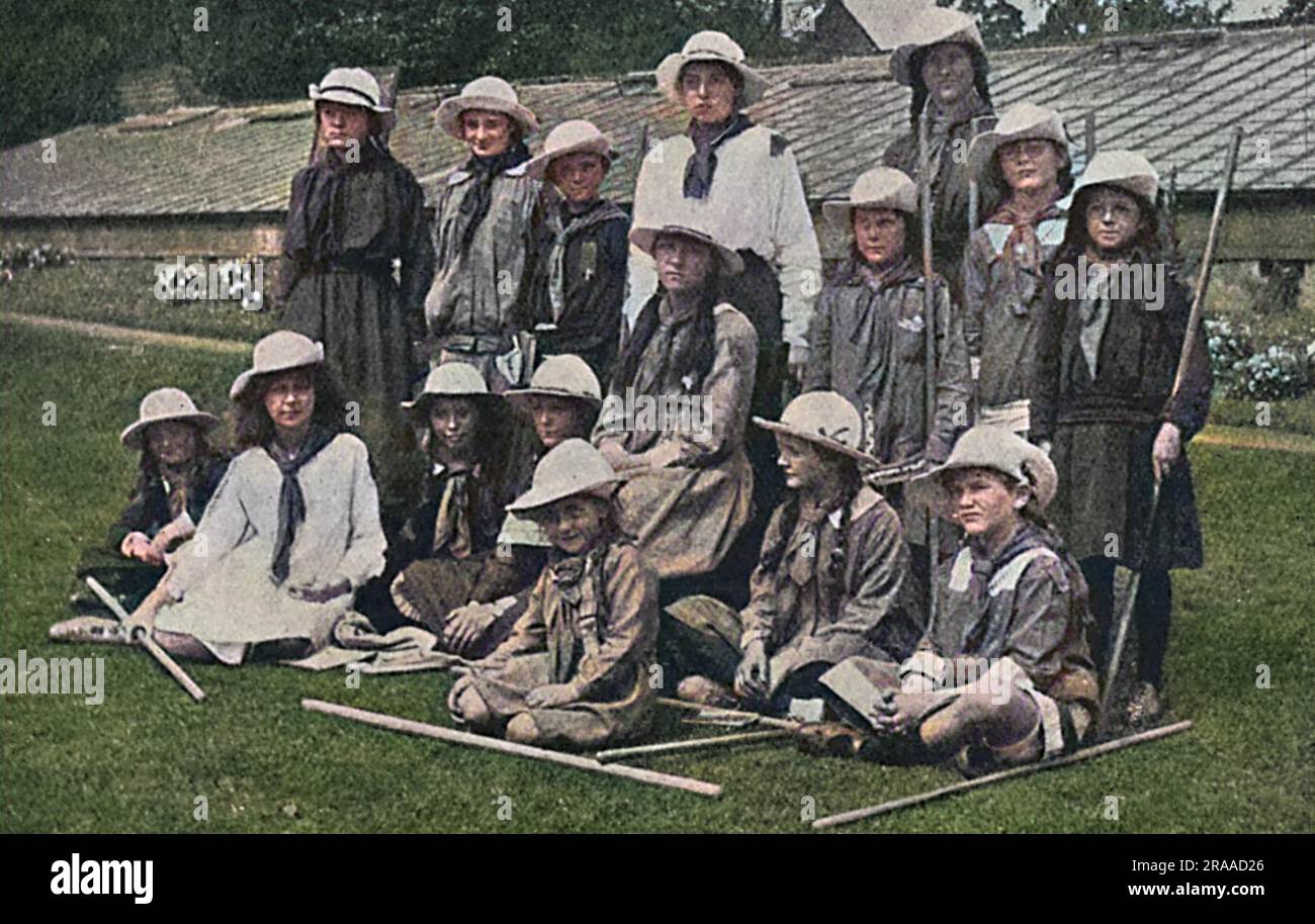 La princesse Marie José de Belgique, fille du roi Albert, photographiée à l'école Brentwood pendant la première Guerre mondiale, quand elle et ses frères ont passé la guerre en Angleterre. La princesse est assise à l'avant sur le sol, portant une robe blanche et tenant son poteau dans sa main droite. Date: 1917 Banque D'Images