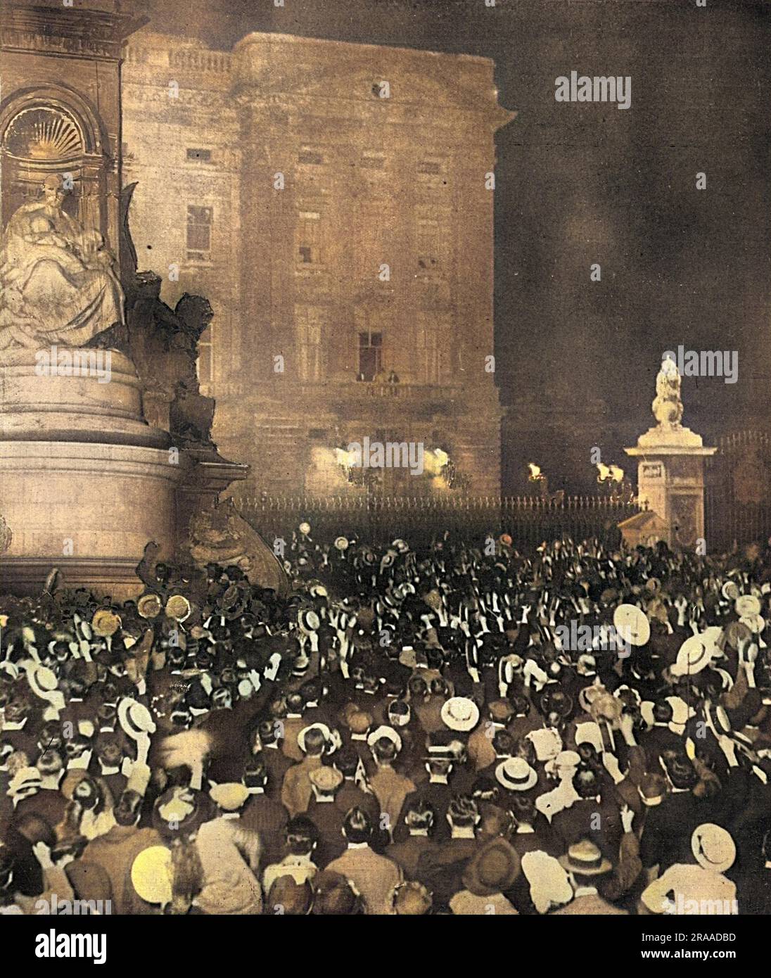 Une grande foule s'est rassemblée devant le palais de Buckingham dans la nuit le mardi 28 juillet 1914. Cet après-midi-là, il est devenu connu que la Grande-Bretagne avait émis un ultimatum à l'Allemagne et exigeait une réponse avant minuit. Des manifestations patriotiques ont eu lieu partout à Londres, y compris celles qui ont été vues ici à l'extérieur du palais de Buckingham, dans l'attente de savoir si la Grande-Bretagne déclarerait la guerre. Le roi George V, la reine Mary et le prince de Galles apparaissaient tous sur le balcon du palais. Date: 28-juil-14 Banque D'Images