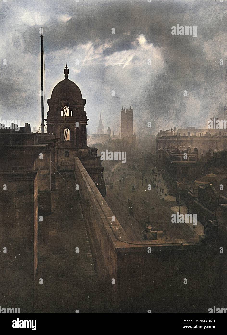 Vue depuis le haut du bureau de la guerre, en descendant Whitehall vers Westminster, en apparence sinistre en septembre 1914 avec la Grande Guerre en cours. À partir de là, les dernières nouvelles du Front ainsi que les listes de victimes ont été transmises. Date: 1914 Banque D'Images