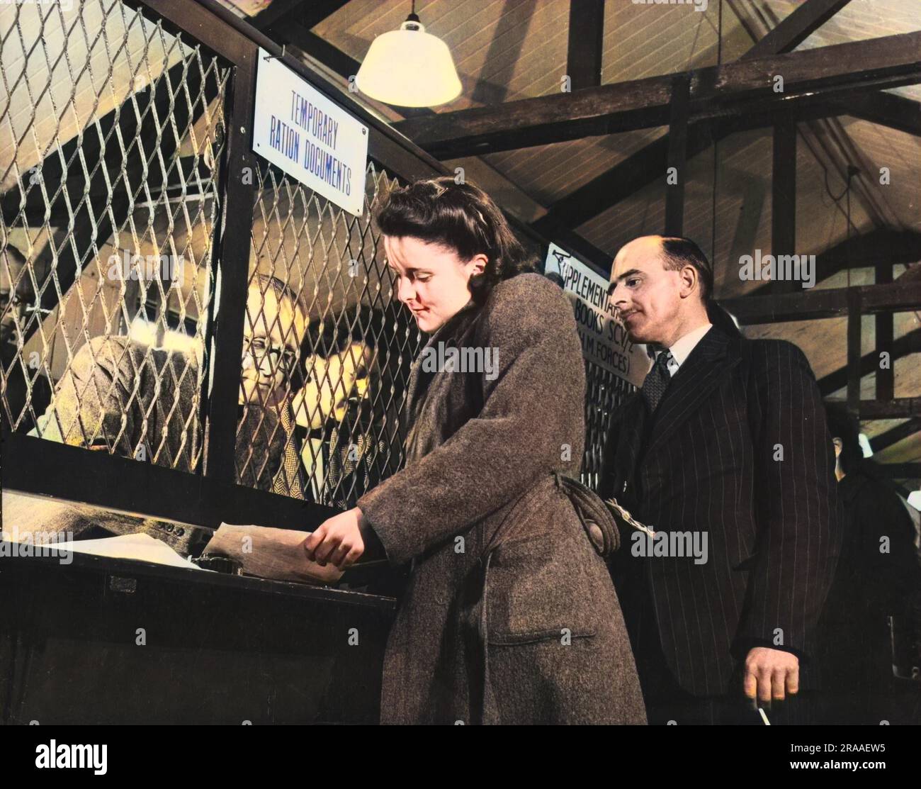 Ww2 Ration Queue Ww2 ration Banque de photographies et d’images à haute résolution - Alamy