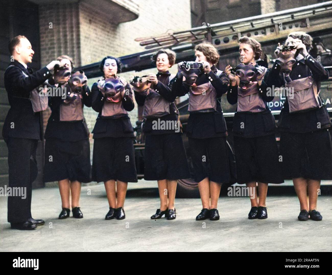 Les femmes du Service auxiliaire des incendies suivent une formation sur les masques à gaz pendant la Seconde Guerre mondiale. Date: 1940 Banque D'Images