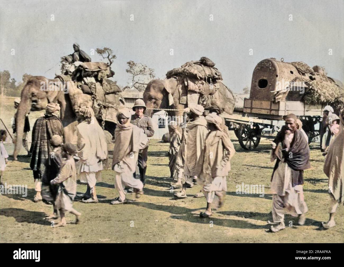 Troupes britanniques voyageant avec des éléphants en Inde. Date: 1918 Banque D'Images