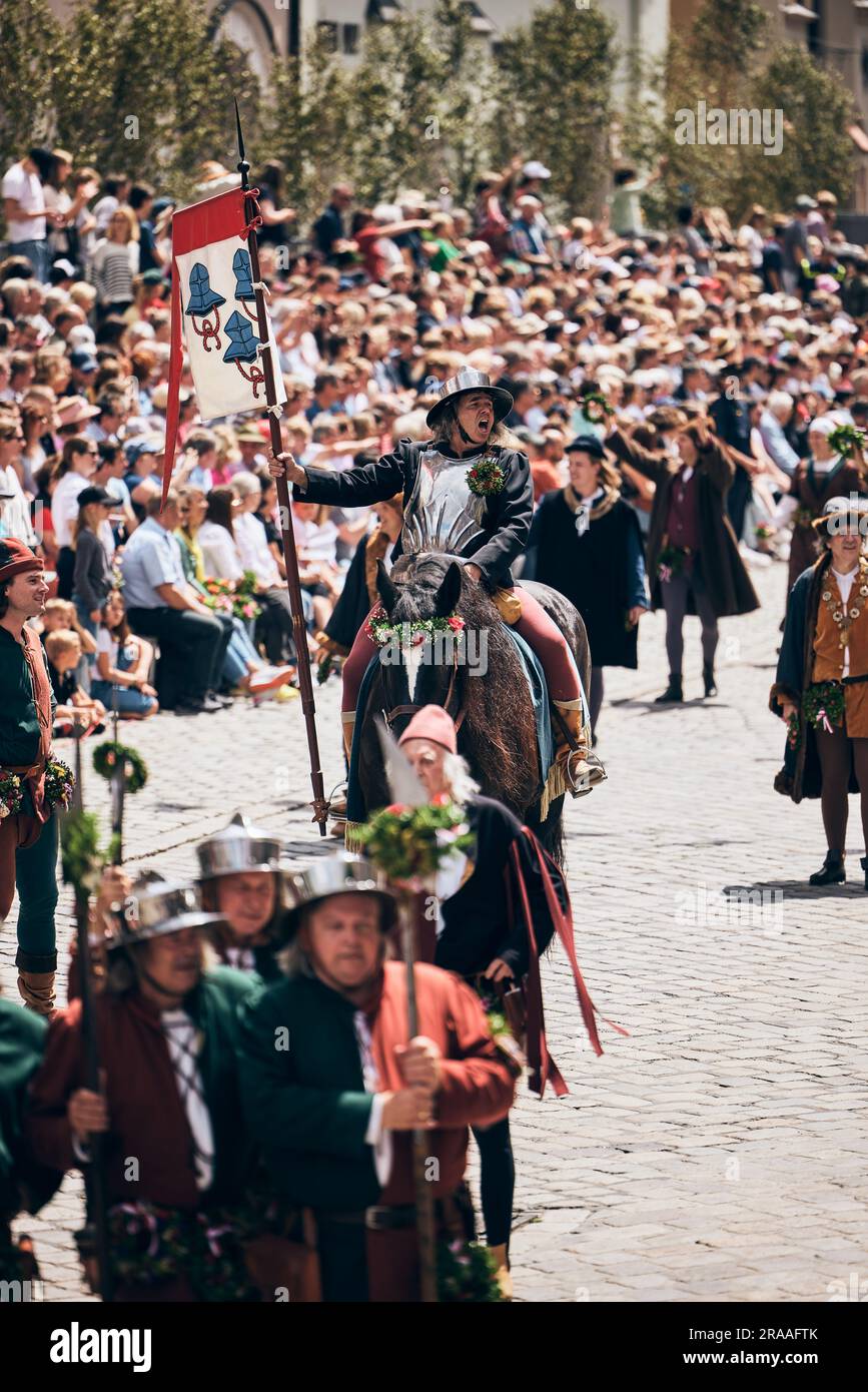 Landshut, Allemagne. 02nd juillet 2023. La procession historique se déplace dans la ville au 'Landshut Wedding'. Des milliers de visiteurs ont applaudi pendant que la mariée et le marié défilaient à travers la vieille ville magnifiquement décorée. Le spectacle historique médiéval recrée le mariage de la princesse polonaise Hedwig au duc George le riche de Bavière-Landshut. Credit: Tobias C. Köhler/dpa/Alay Live News Banque D'Images