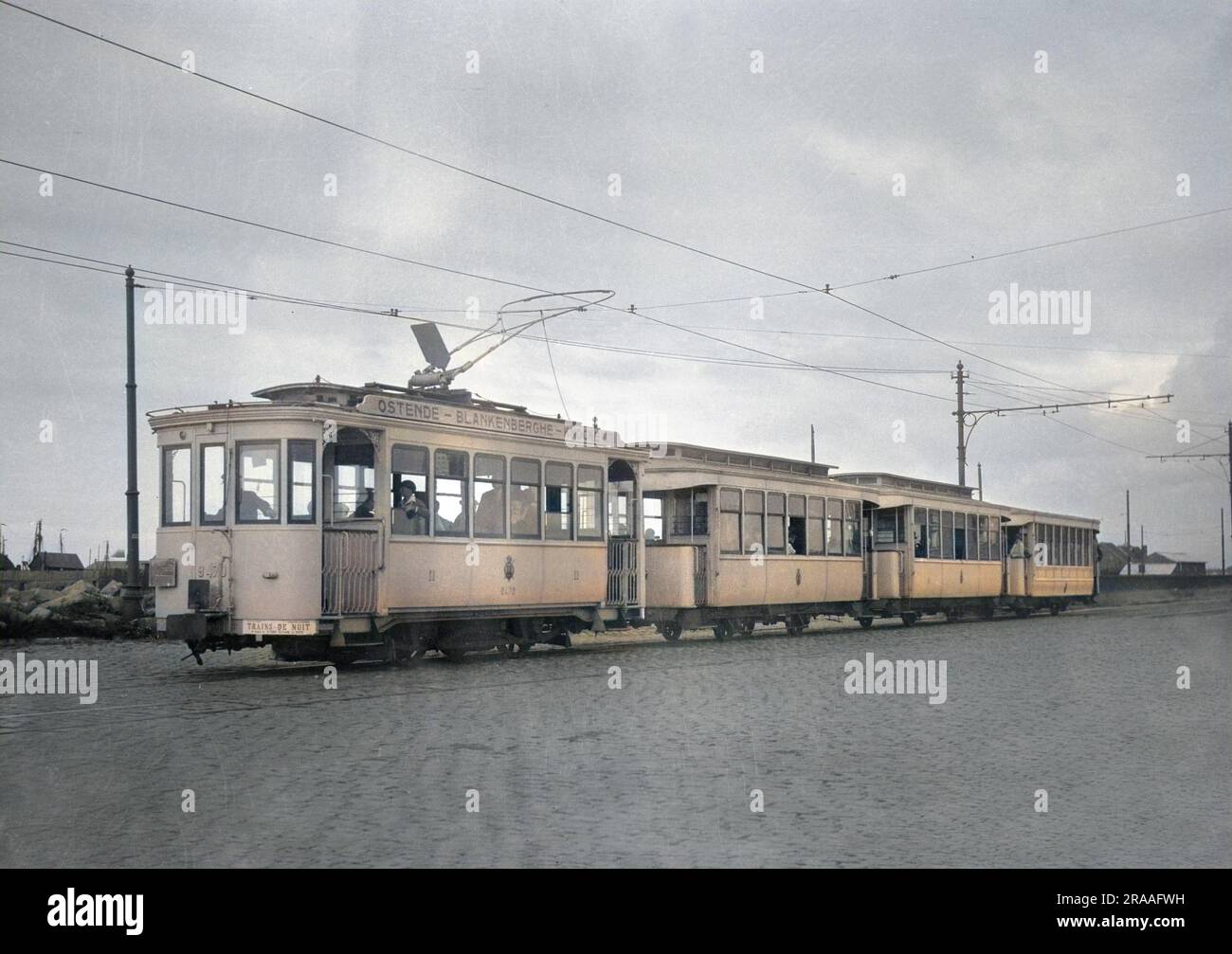 Un tramway de quatre wagons desservant Ostende, Blankenberghe et Knocke, Belgique. Banque D'Images