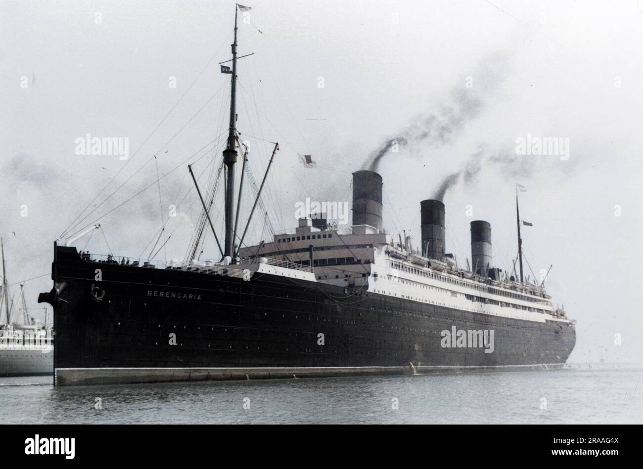 Le R.M.S. Berengaria de la ligne Cunard (lancée à l'origine sous le nom de S.S. Imperator pour la ligne Hambourg-Amérique en 1912) entrant dans le port en 1930s. Il a été mis au rebut en 1938. Date: 1930s Banque D'Images