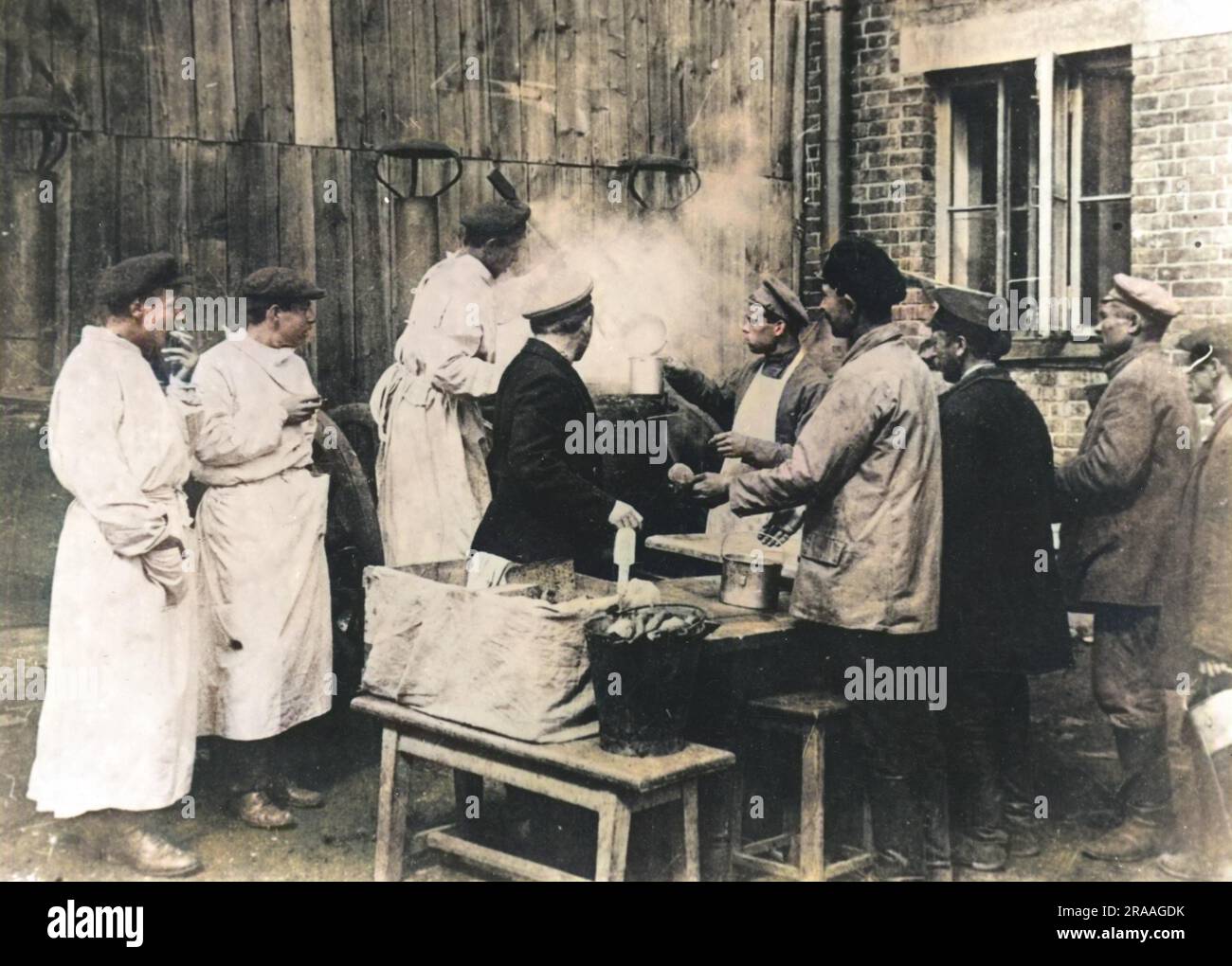 Des dîners à prix réduit en bateau dans une cabine de nourriture à l'extérieur de la gare de Kievsky à Moscou. Date: 1919 Banque D'Images