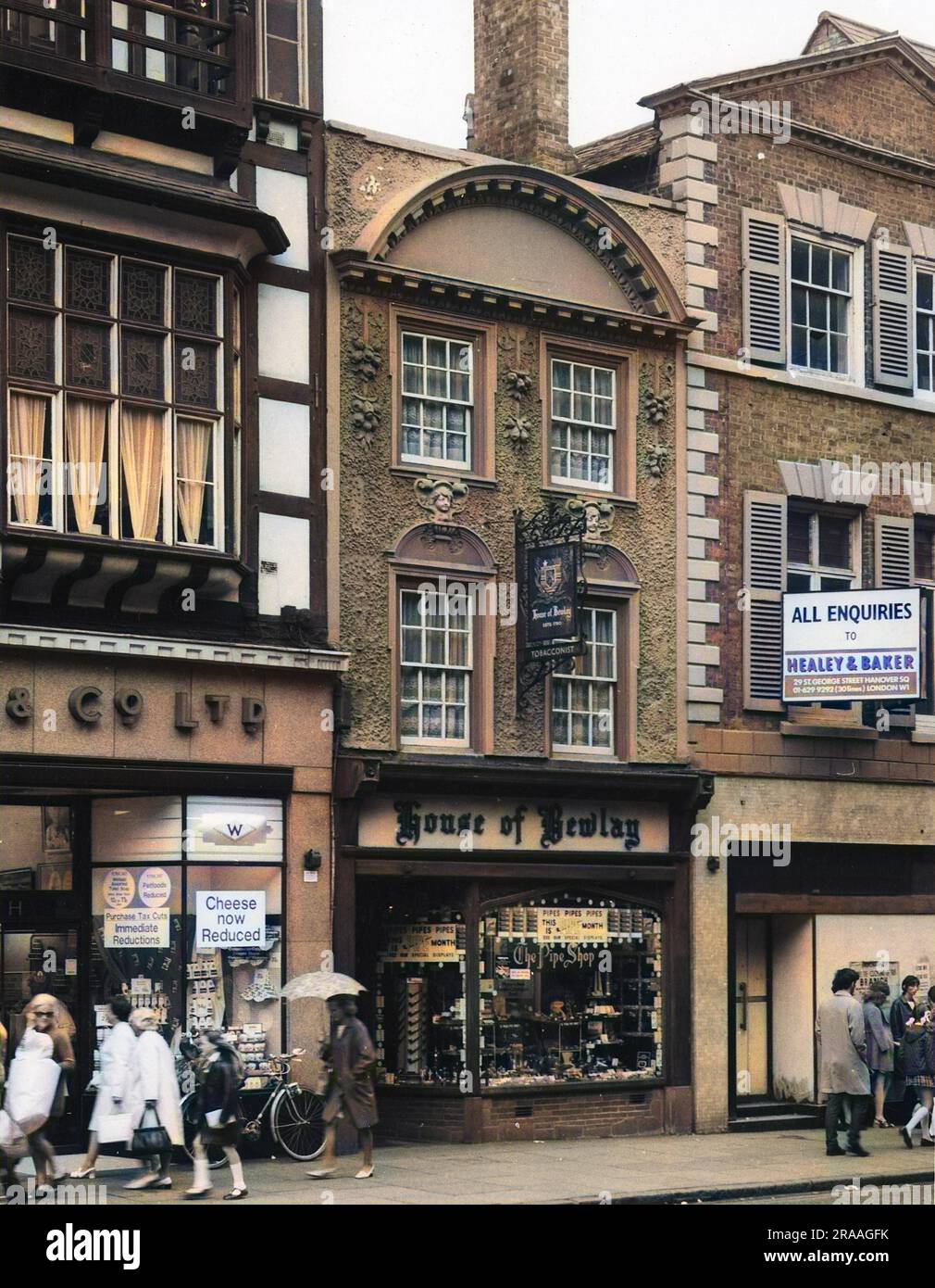 Le magasin de tabac House of Bewlay à Eastgate Street, Chester, Cheshire, où l'activité paranormale a été signalée à partir de 1968. Les incidents comprenaient une photo tombant sur le sol, avec la vis coupée en deux, l'ouverture et la fermeture des portes, ainsi que des bruits de limage et d'estampage. Date: Vers 1970s Banque D'Images