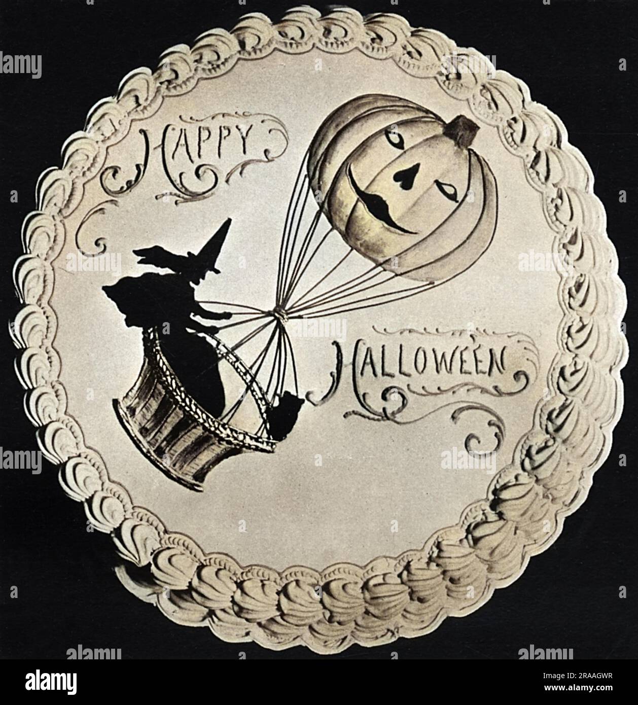 Gâteaux de saison, gâteau d'Halloween. Une sorcière volant dans un ballon d'air chaud de citrouille. Date: 1936 Banque D'Images